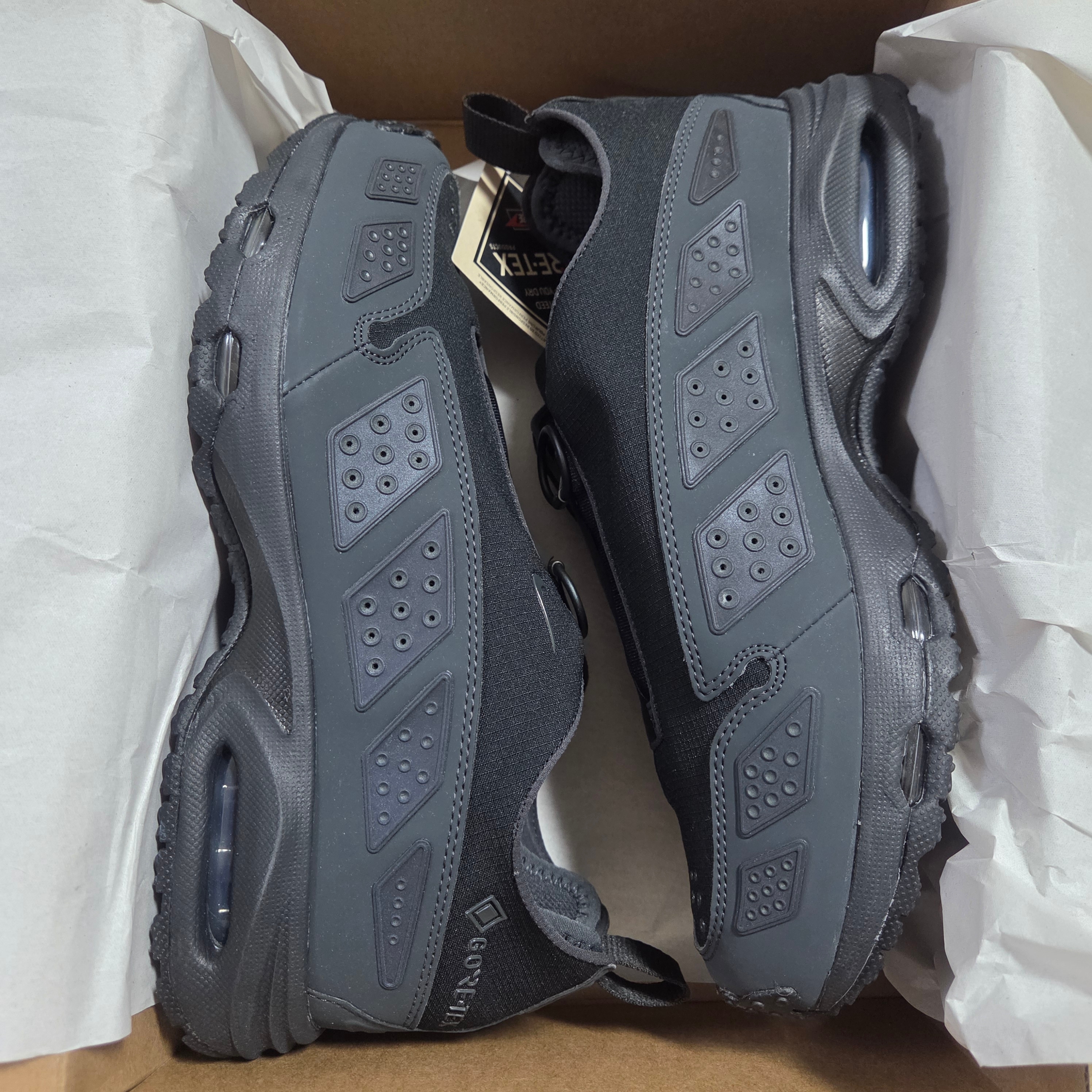 (W) Nike Air Max SNDR Gore-Tex Black and Dark Smoke Grey 착용 스타일