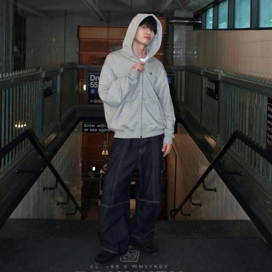 SLOW RECORD HOUSE Crop Hood Zip-Up Grey 착용 스타일 - 1