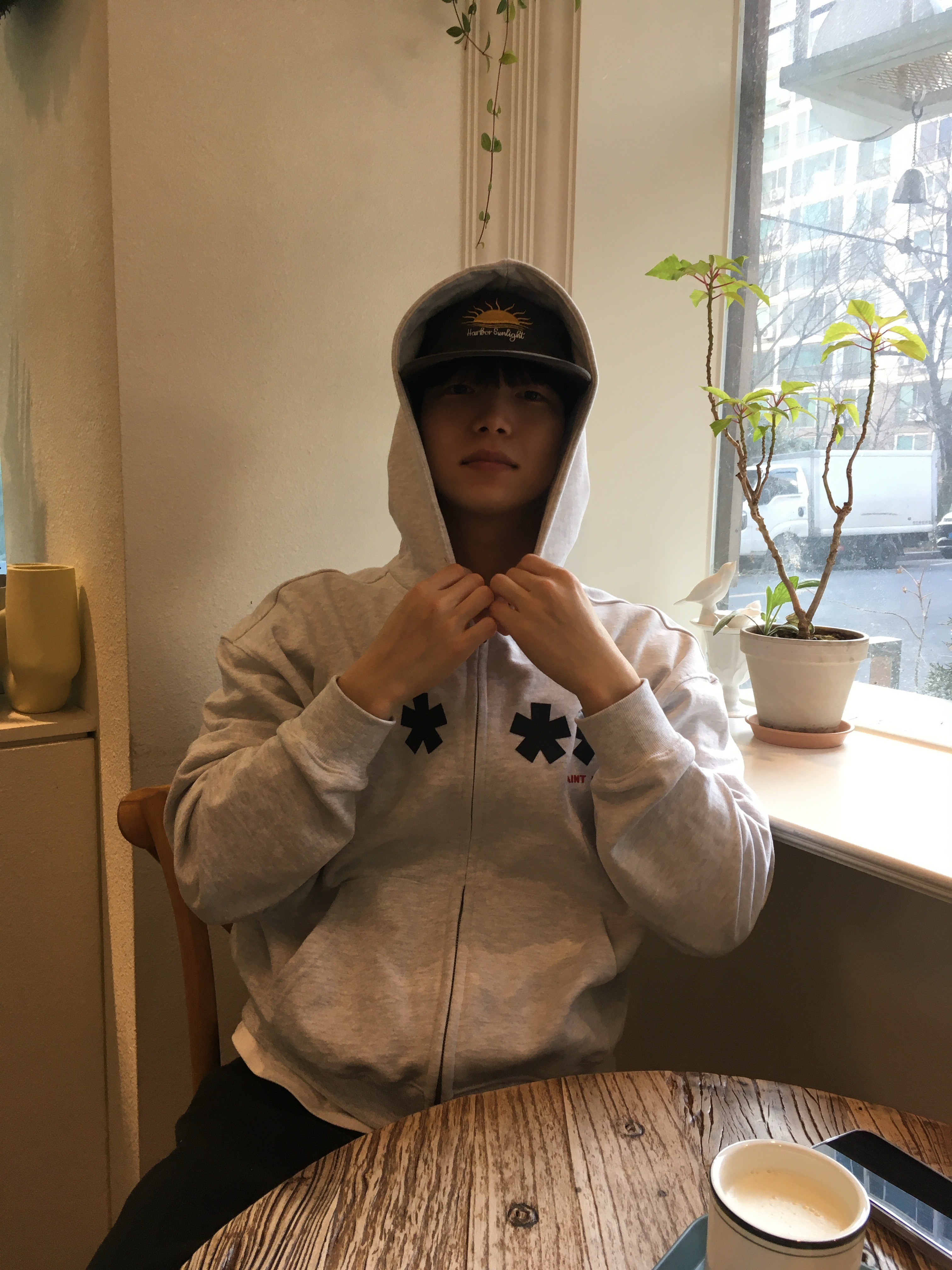 AMOU Square Star Hoodie Zip Up White Melange 착용 스타일 - 1