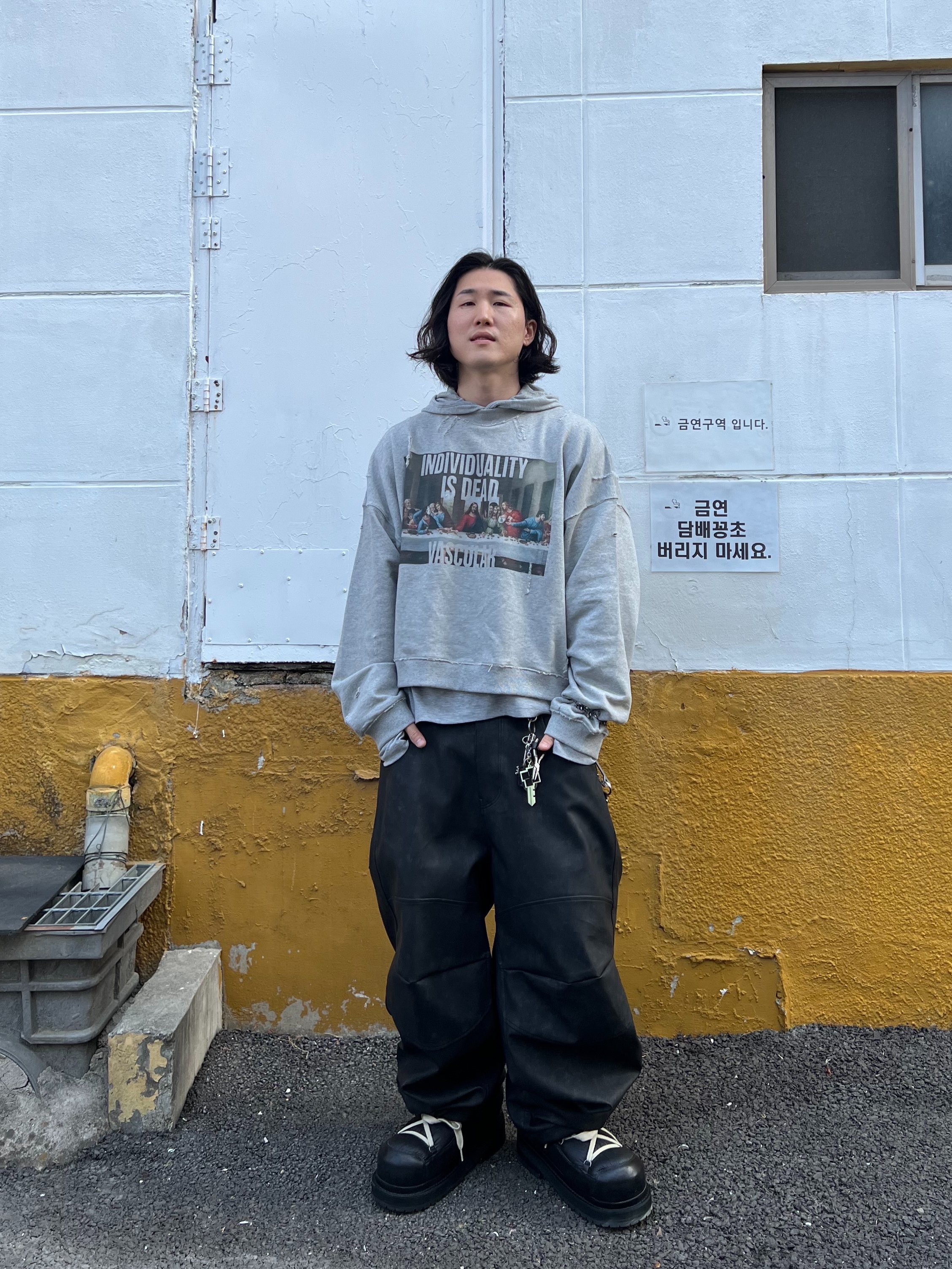 Our Legacy Ladon Brass Keychain Matte Nickel, MJD x Koin Seoul 3D Knee Eco Leather Pants Black 착용 스타일 - 3