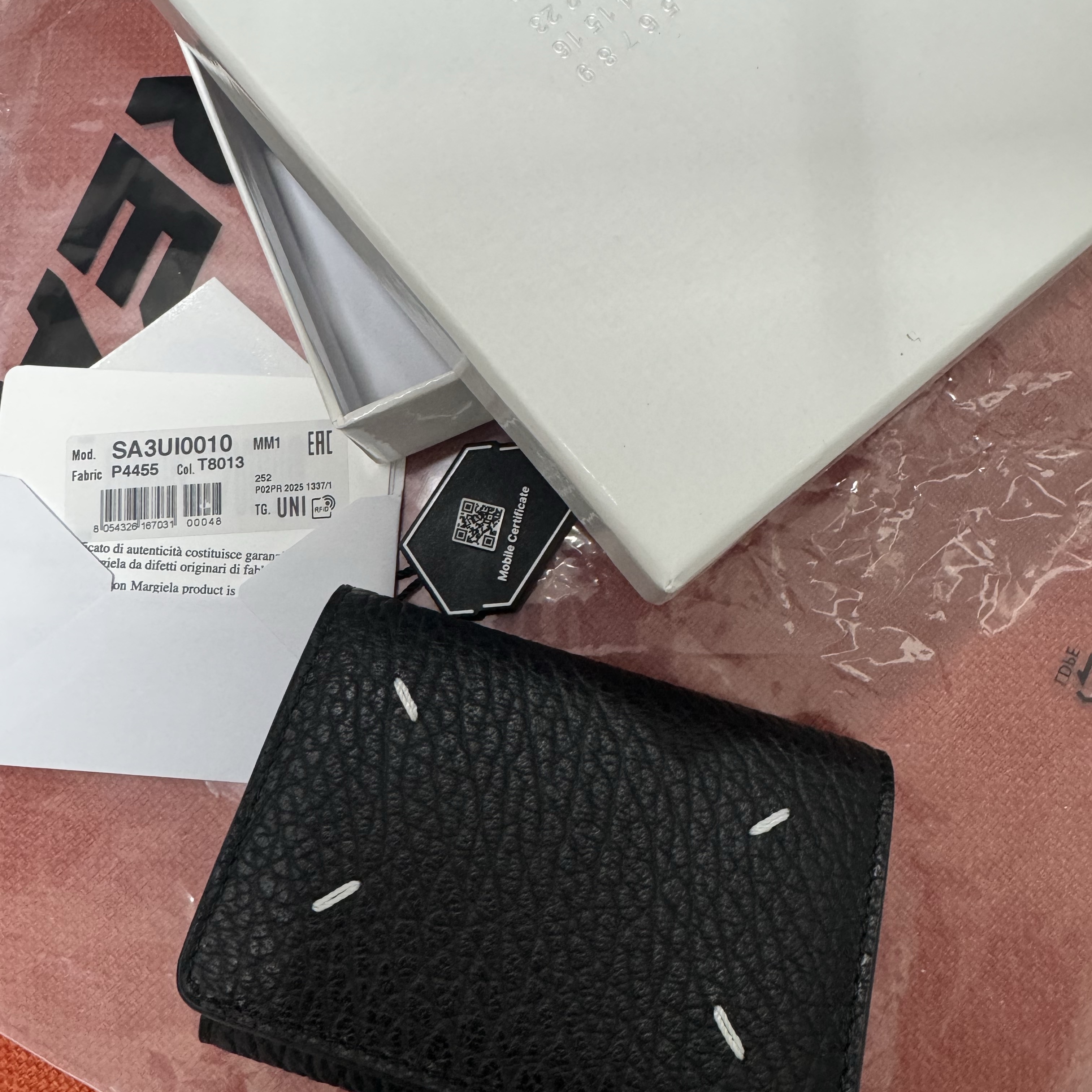 Maison Margiela Zip Compact Tri-Fold Wallet Black 착용 스타일