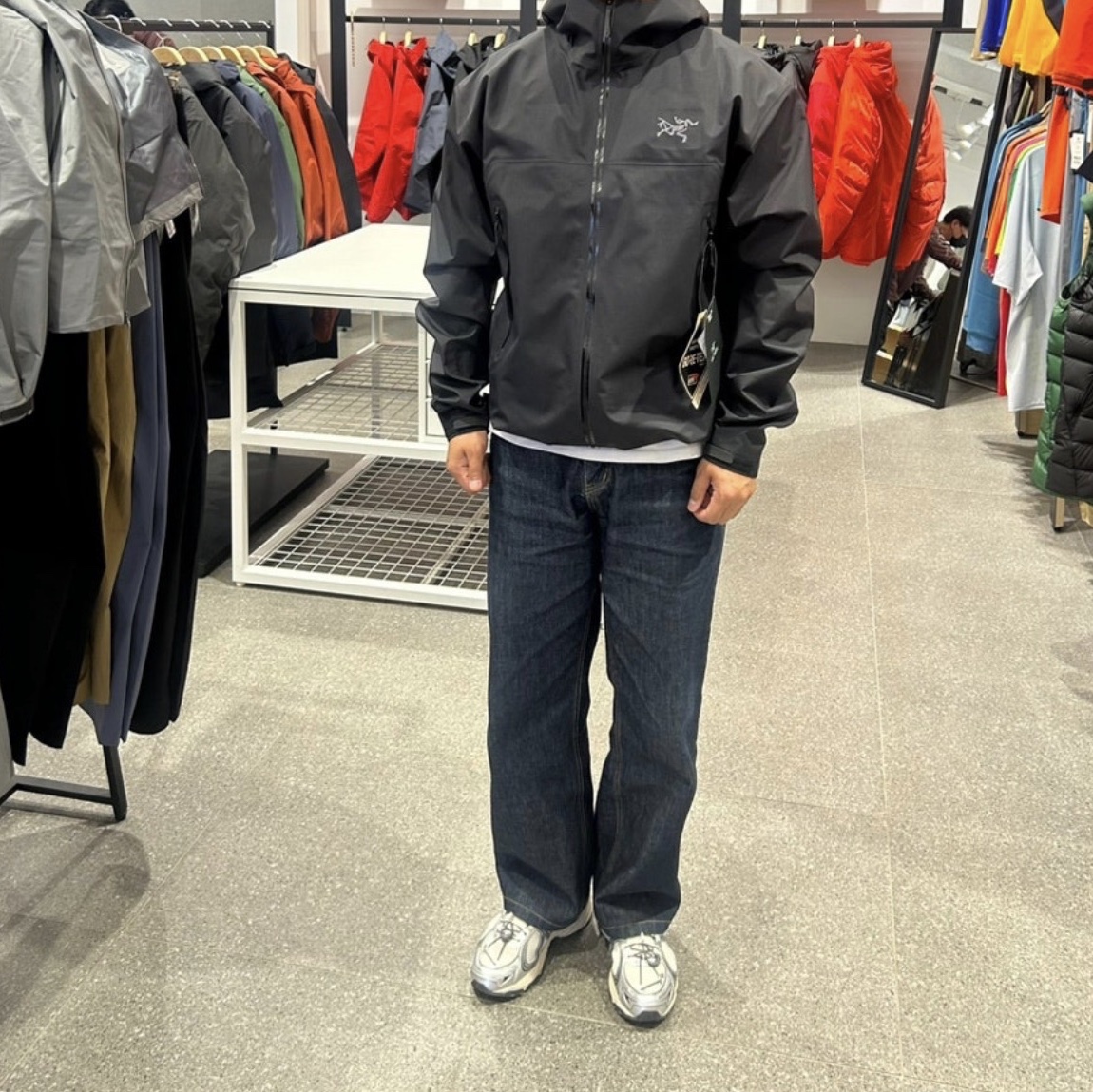 Arc'teryx Beta SL Jacket Black 착용 스타일