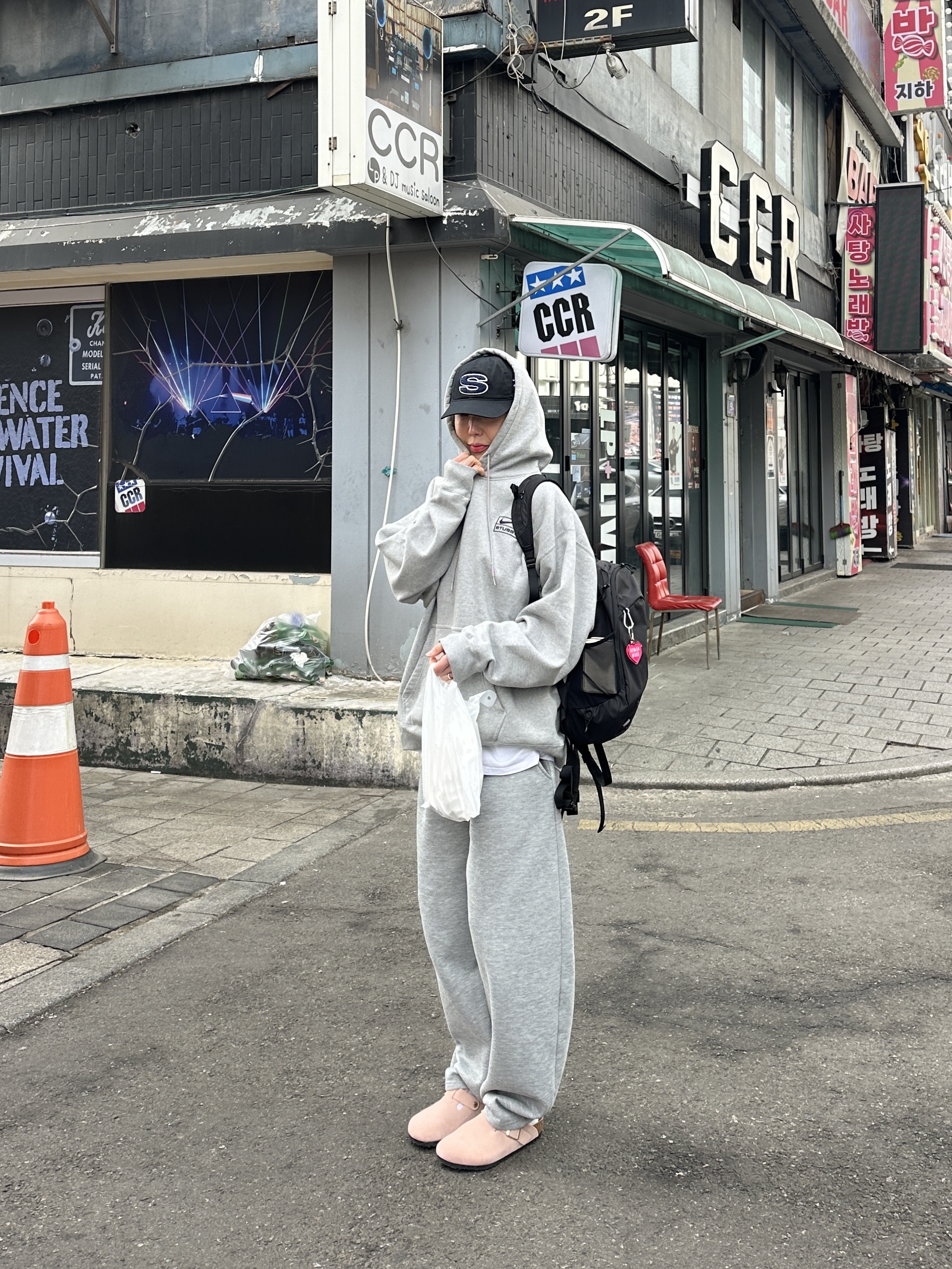 Stussy Chenille S Low Pro Cap Black, Nike x Stussy NRG RA Pullover Hoodie Dark Grey Heather (DJ9488-063) 착용 스타일 - 8