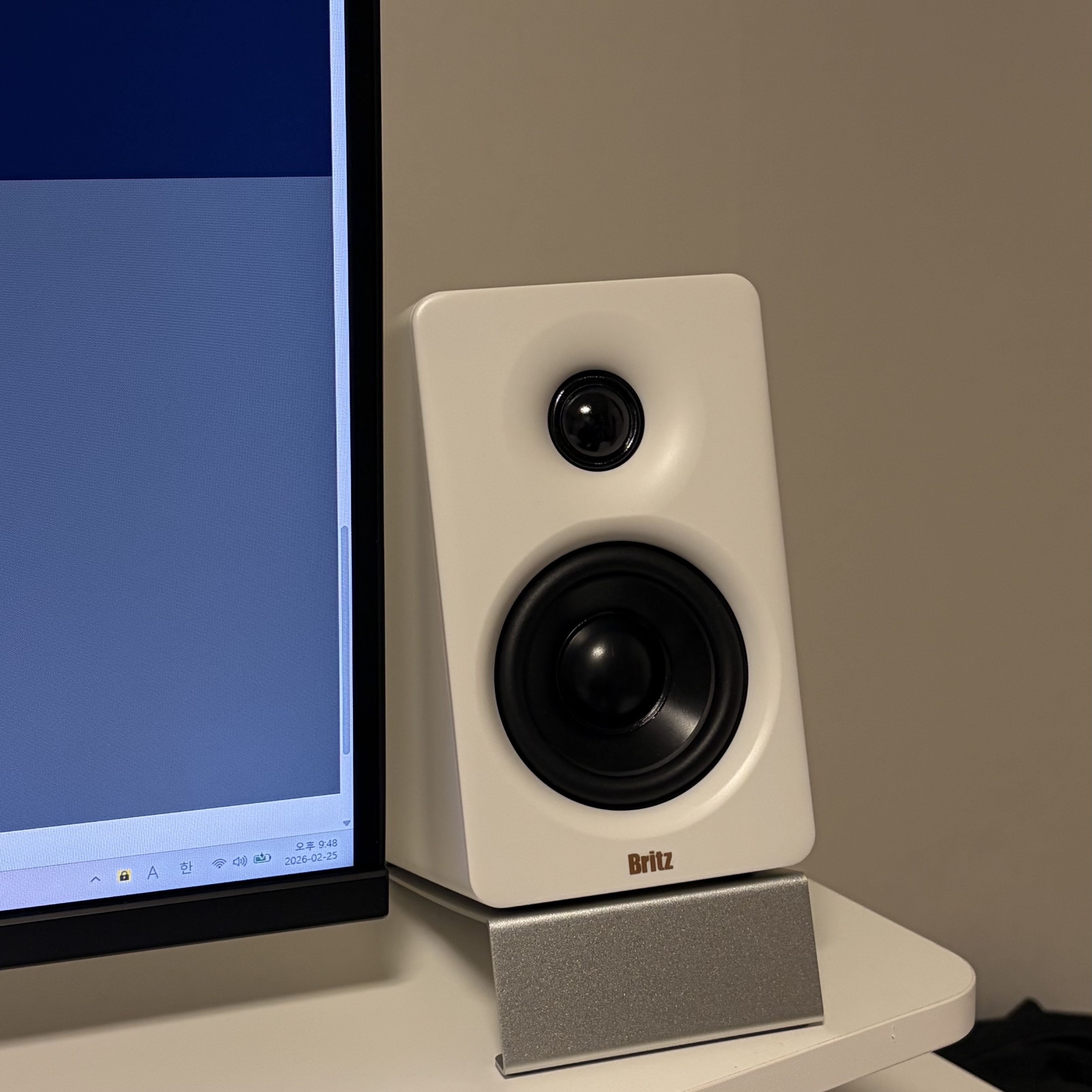 Britz BR-Monitor6 Bluetooth Studio Monitor Speaker White 착용 스타일