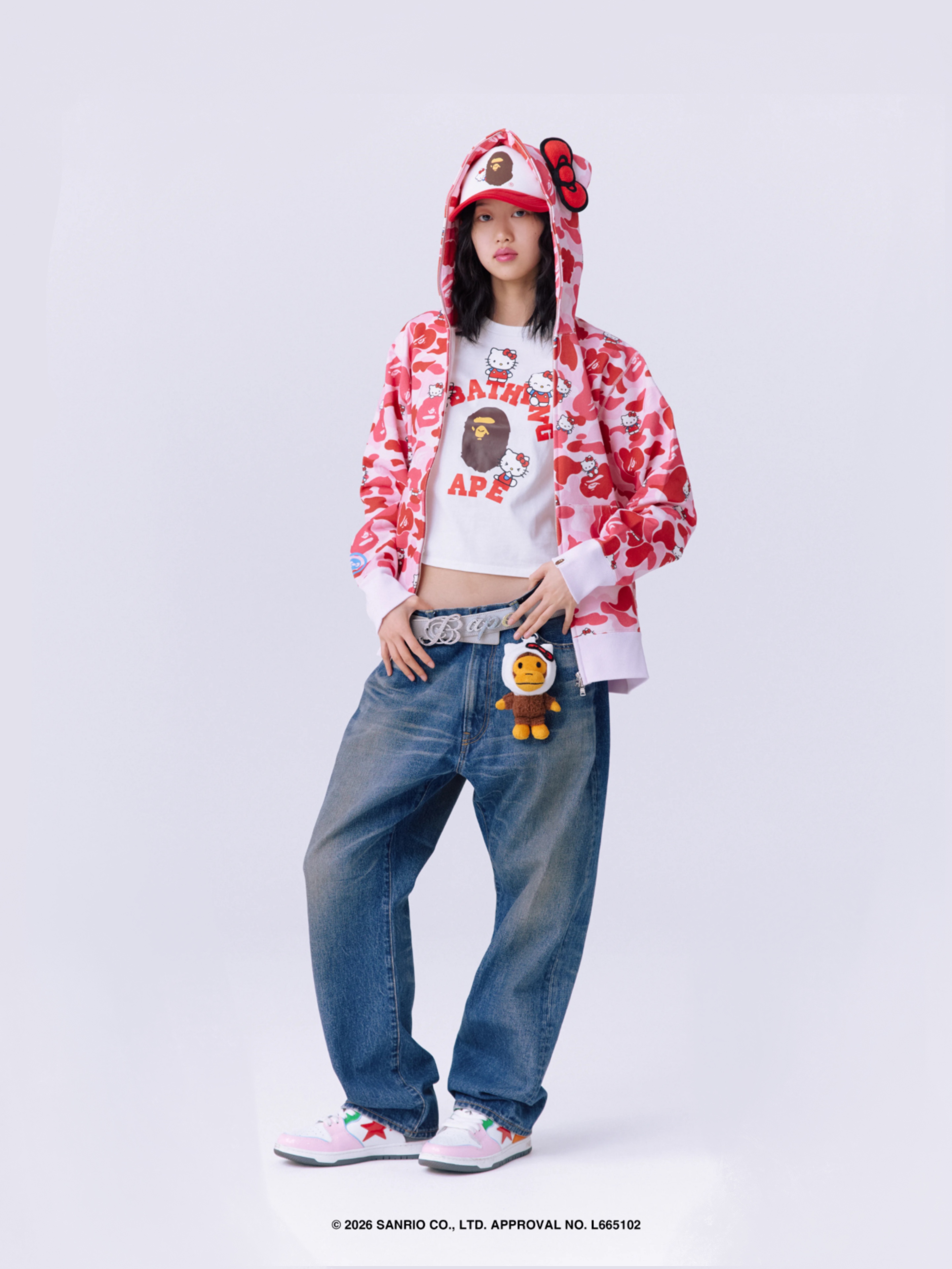 (W) BAPE x Sanrio Characters Hello Kitty Camo Full Zip Hoodie Pink, (W) BAPE x Sanrio Characters College Mini T-Shirt White 착용 스타일 - 3