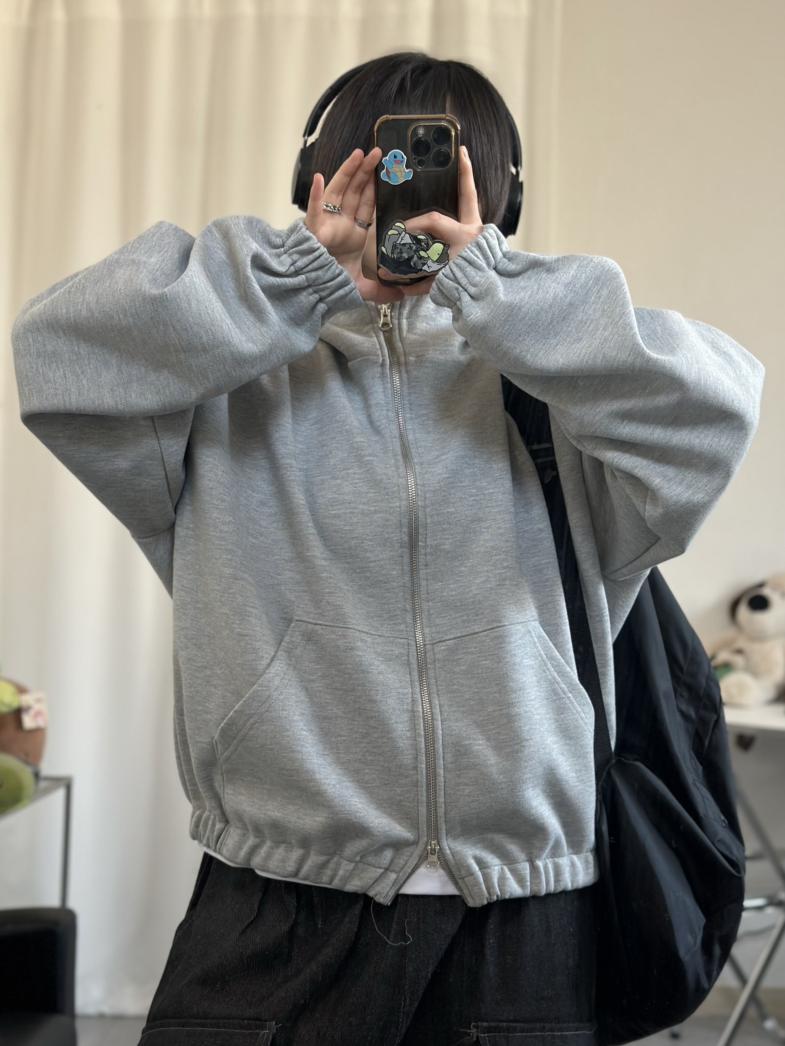 Beats Solo 4 Wireless On Ear Headphone Matt Black (Korean Ver.), Stussy Canvas Side Pouch Washed Black 착용 스타일 - 1