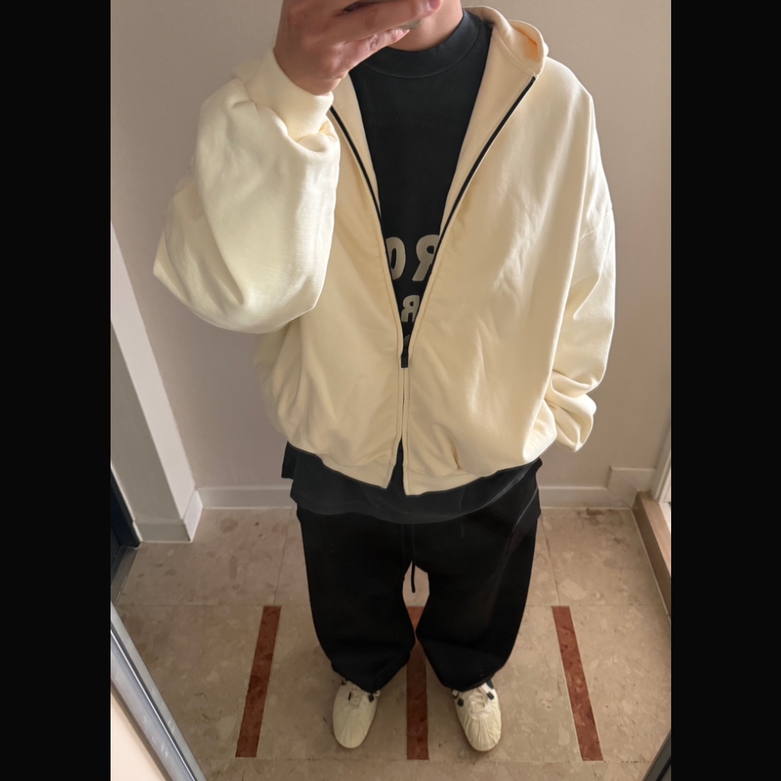 Fear of God The Lounge T-Shirt Cream, Nike x Jacquemus Moon Shoe SP Alabaster Off Noir 착용 스타일