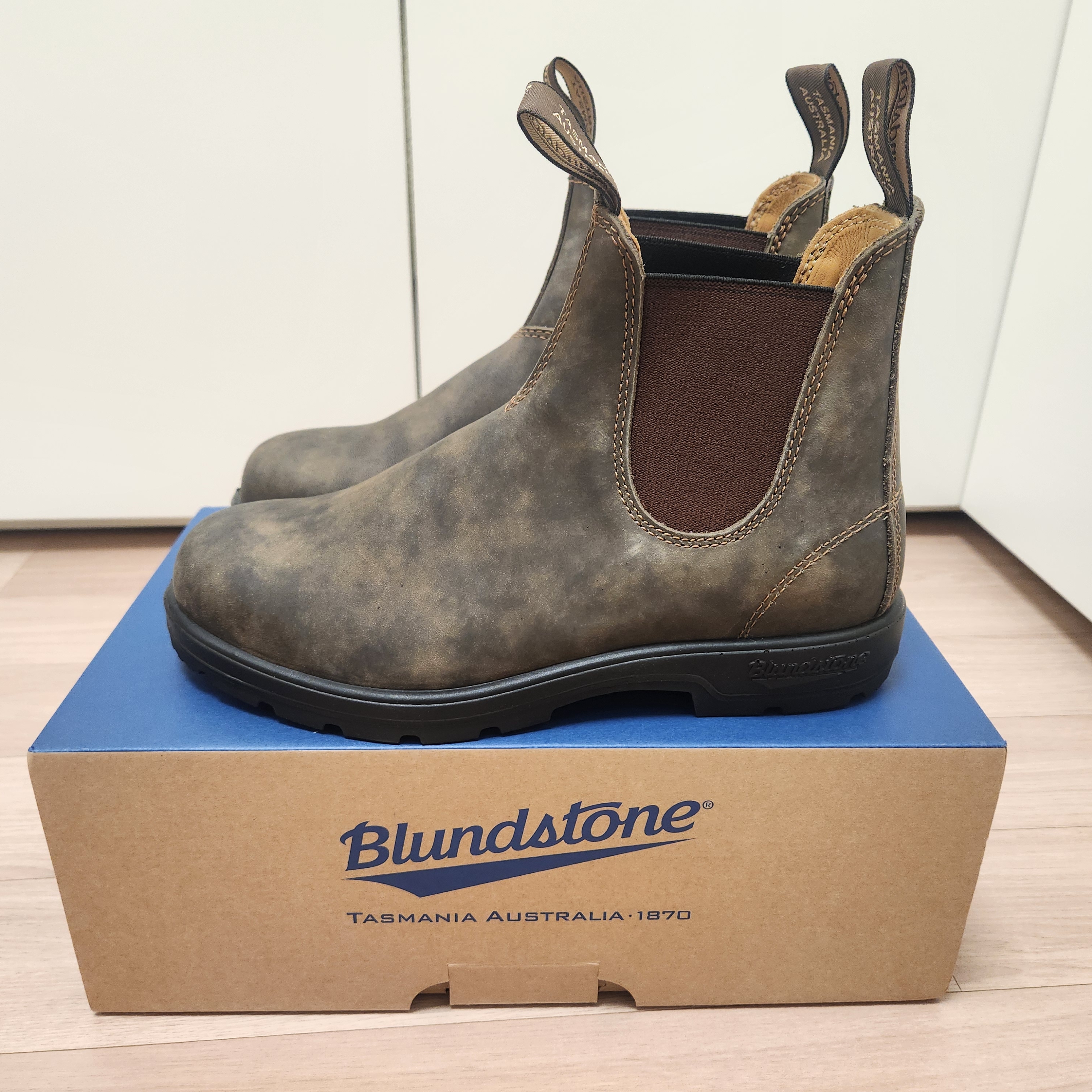 BLUNDSTONE Classics 585 Chelsea Boots Rustic Brown 착용 스타일 - 1