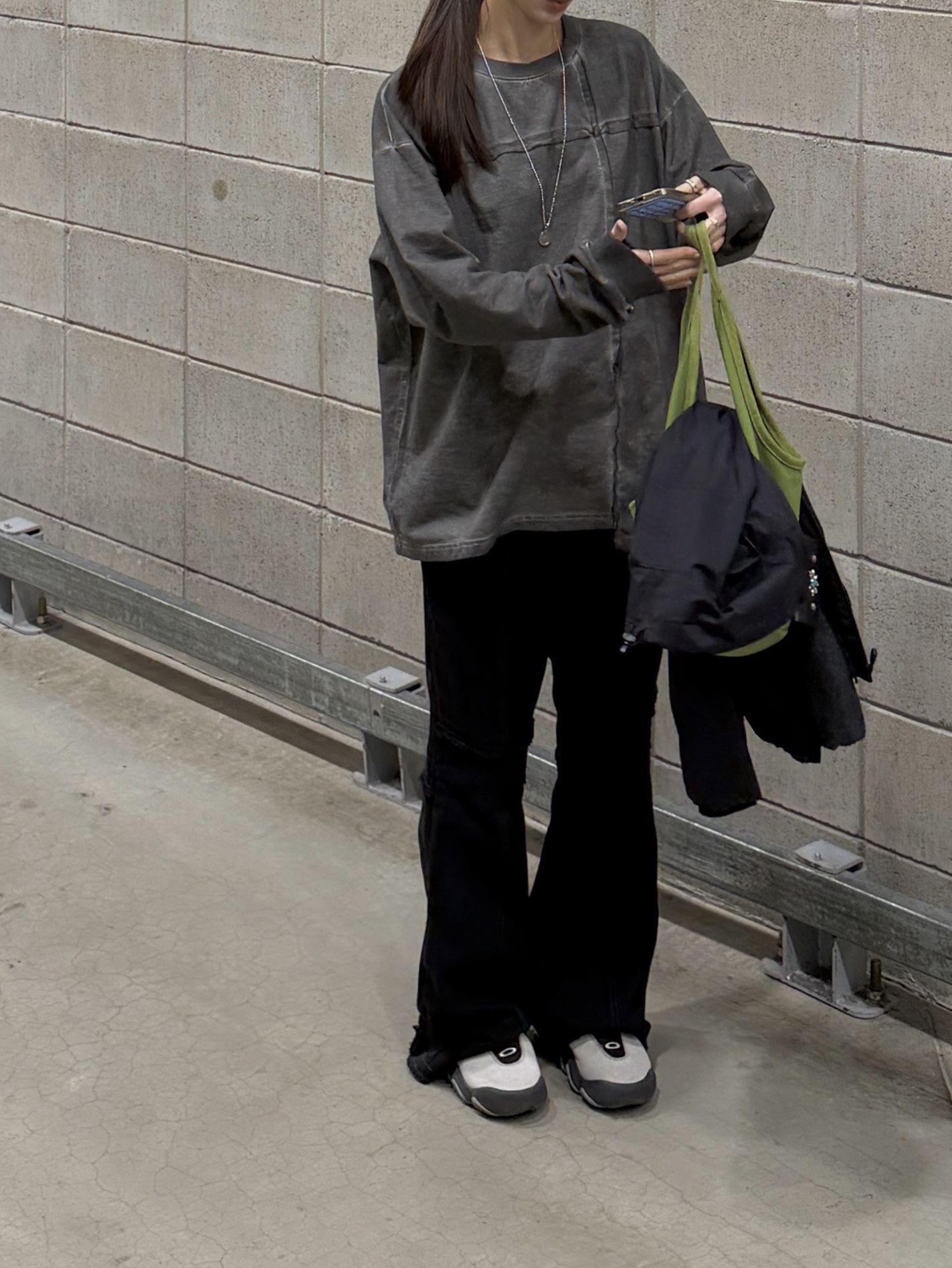 Oakley Factory Team x Brain Dead Flesh White Birch, DIRT NAP Stone Card Holder Turquoise 착용 스타일 - 6
