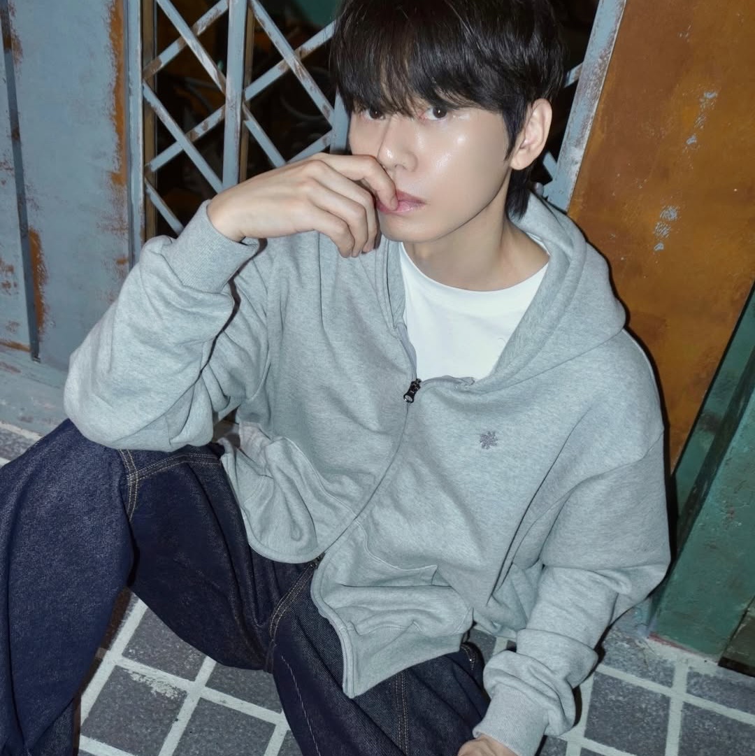 SLOW RECORD HOUSE Crop Hood Zip-Up Grey 착용 스타일 - 3
