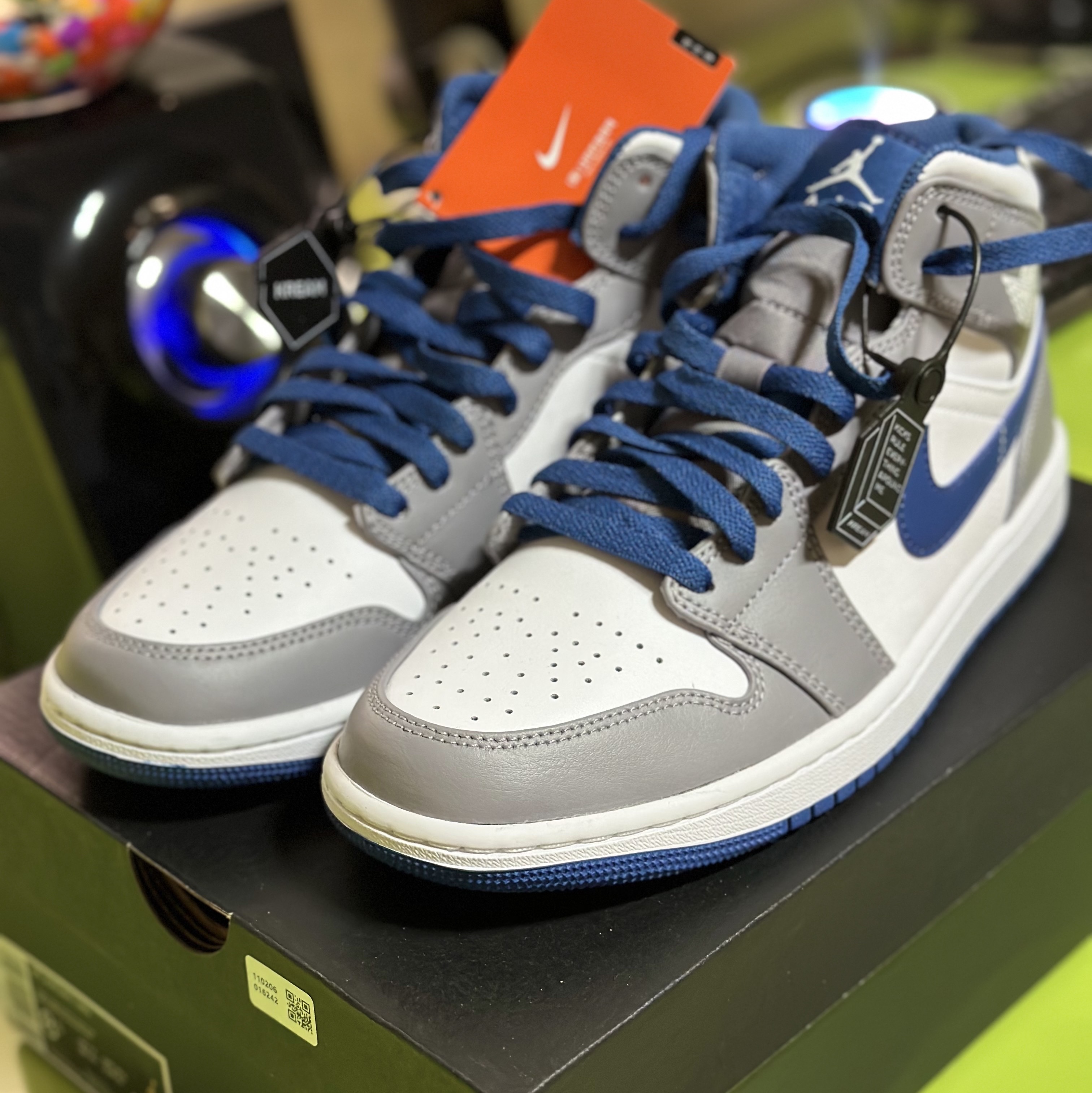 Jordan 1 Mid Cement Grey True Blue 착용 스타일 - 4