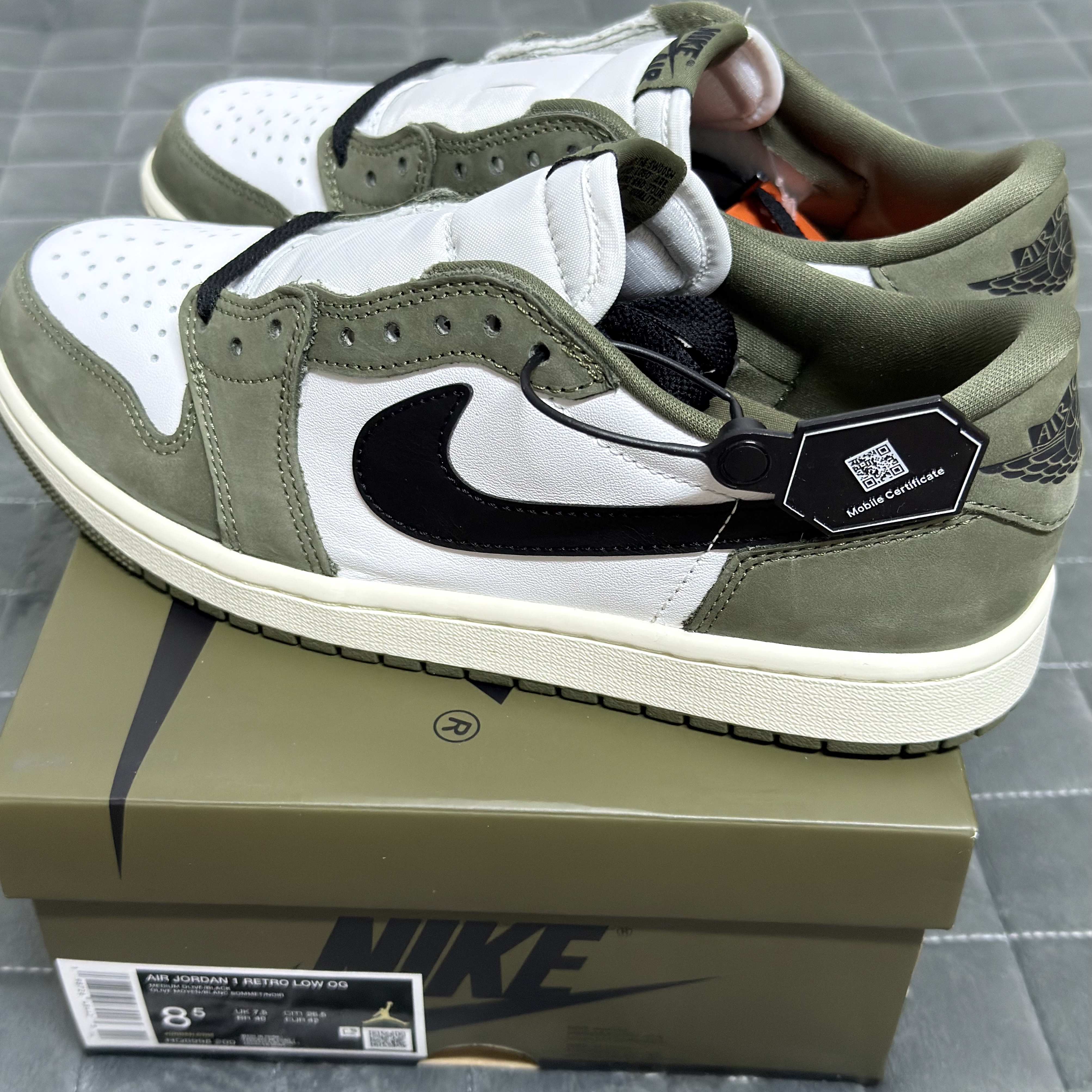 Jordan 1 Retro Low OG Medium Olive and Summit White 착용 스타일 - 3