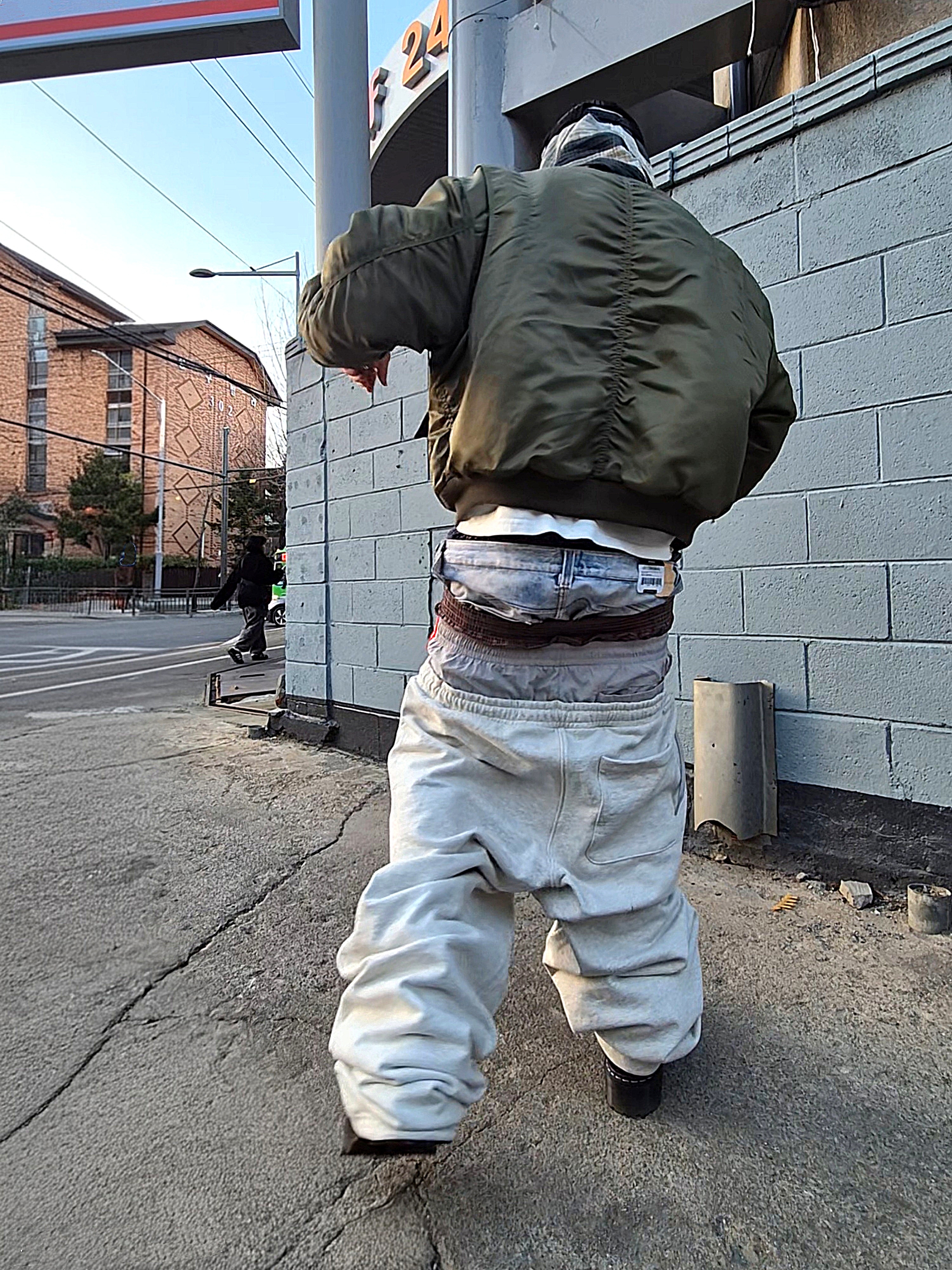 Dr. Martens x Rick Owens Quad Sole Steel Toe Boots Black, ROARINGRAD Flight Shirring MA-1 Khaki 착용 스타일