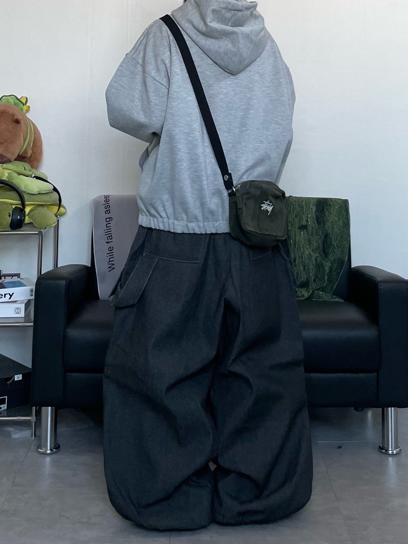 Beats Solo 4 Wireless On Ear Headphone Matt Black (Korean Ver.), Stussy Canvas Side Pouch Washed Black 착용 스타일 - 6