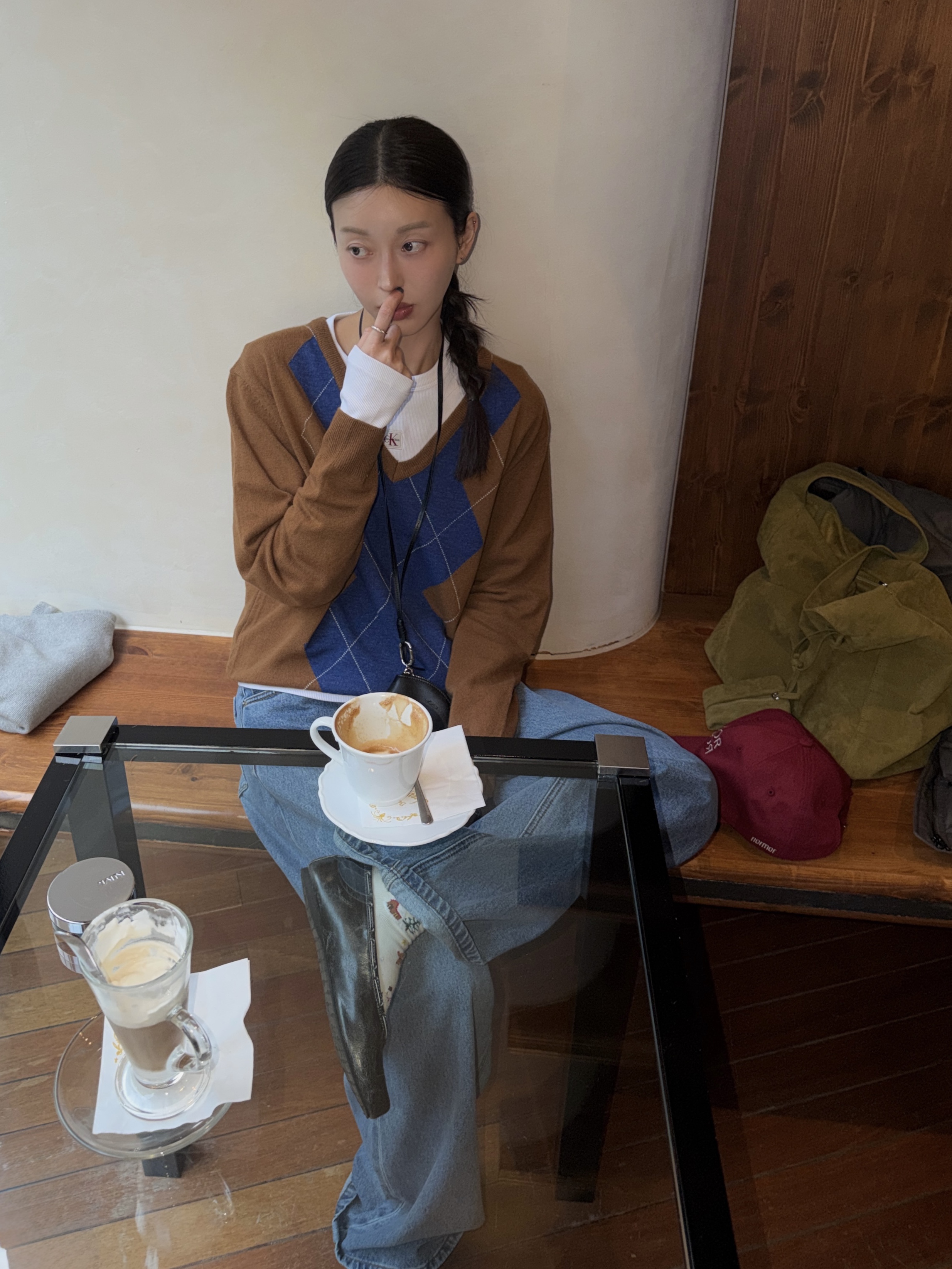 POTE 0007 Layered Pouch Hobo Bag Suede Olive 착용 스타일 - 1