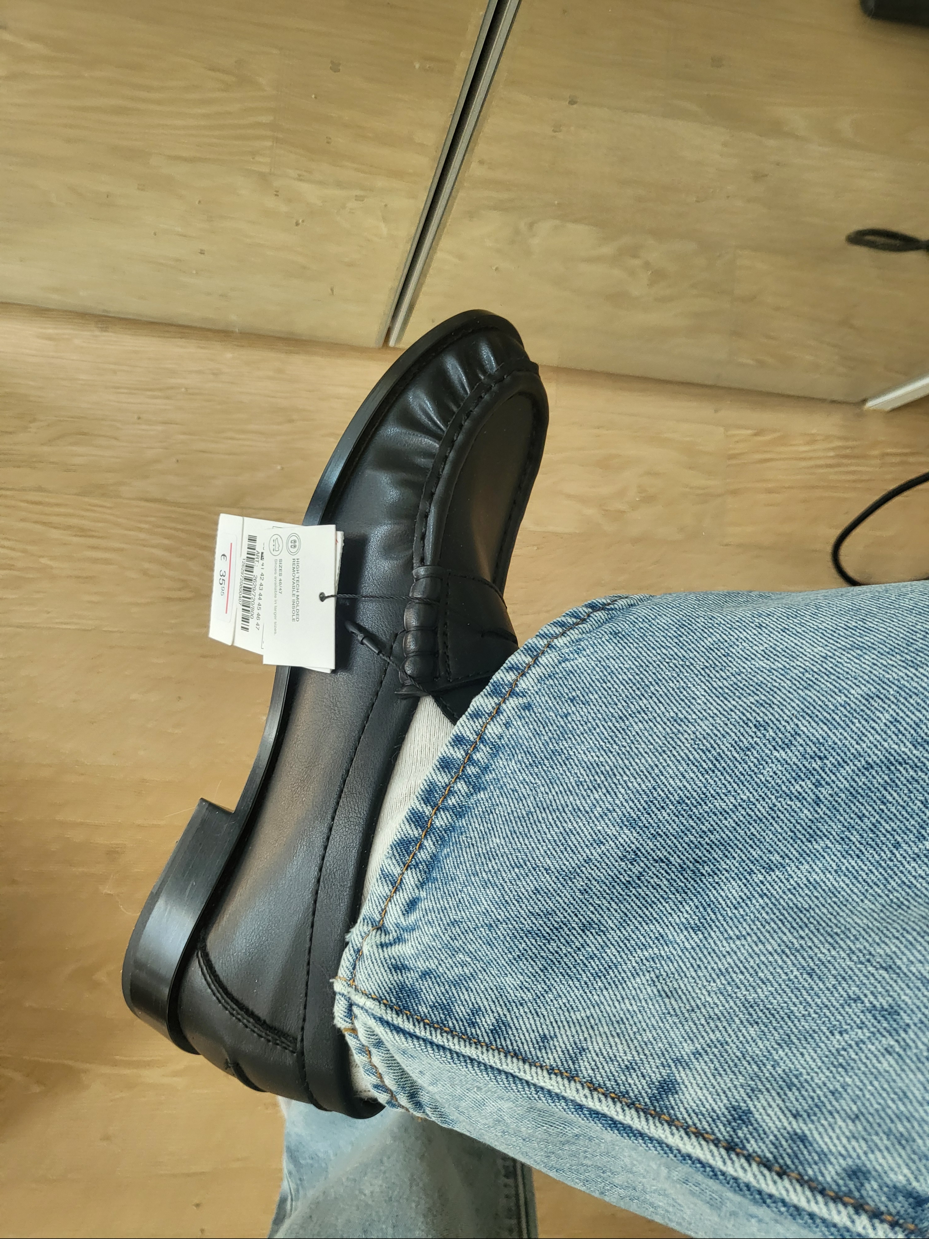 (W) Zara Soft Gathered Loafer Black 착용 스타일 - 1