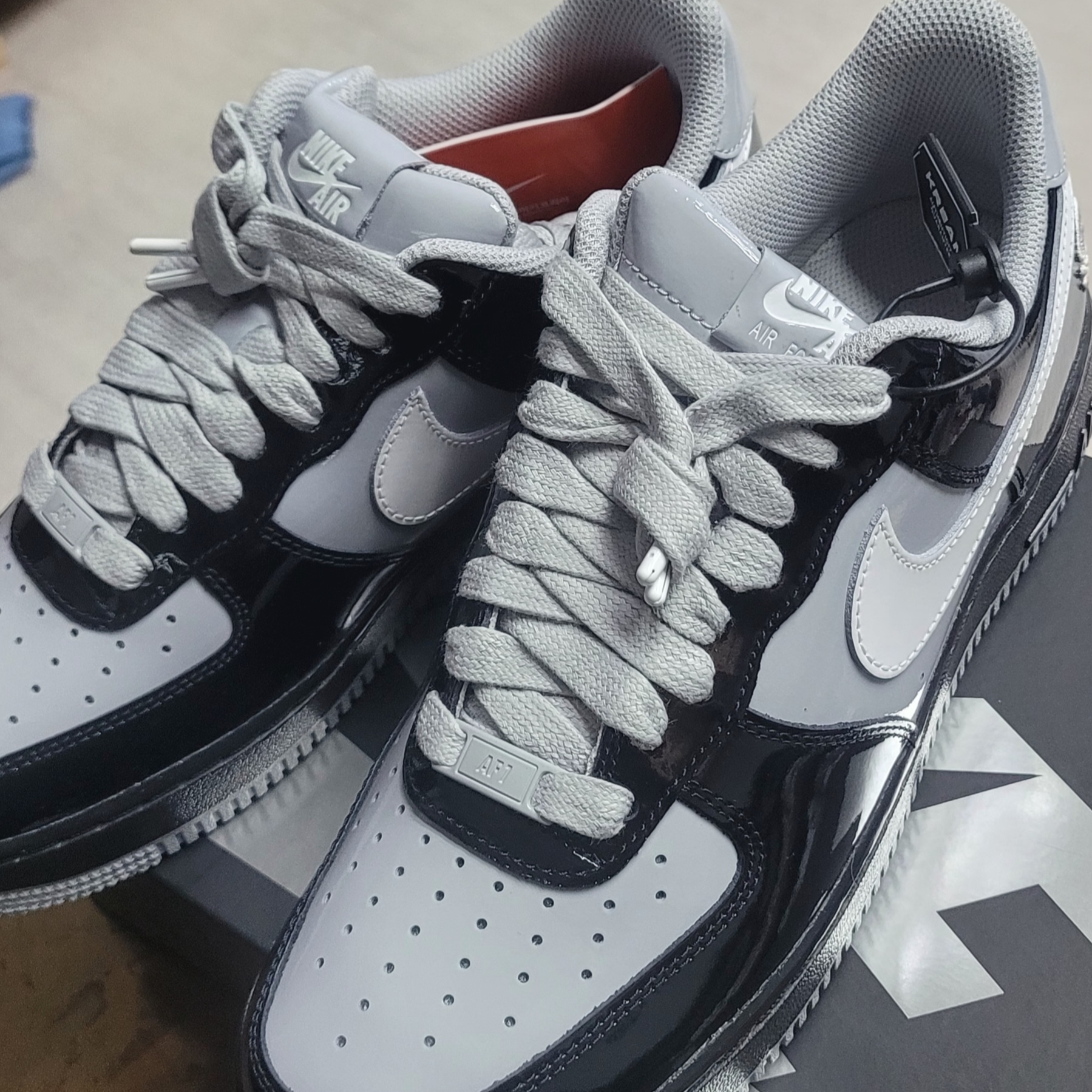 Nike x Syna Air Force 1 '07 Black and Light Smoke Grey 착용 스타일 - 3
