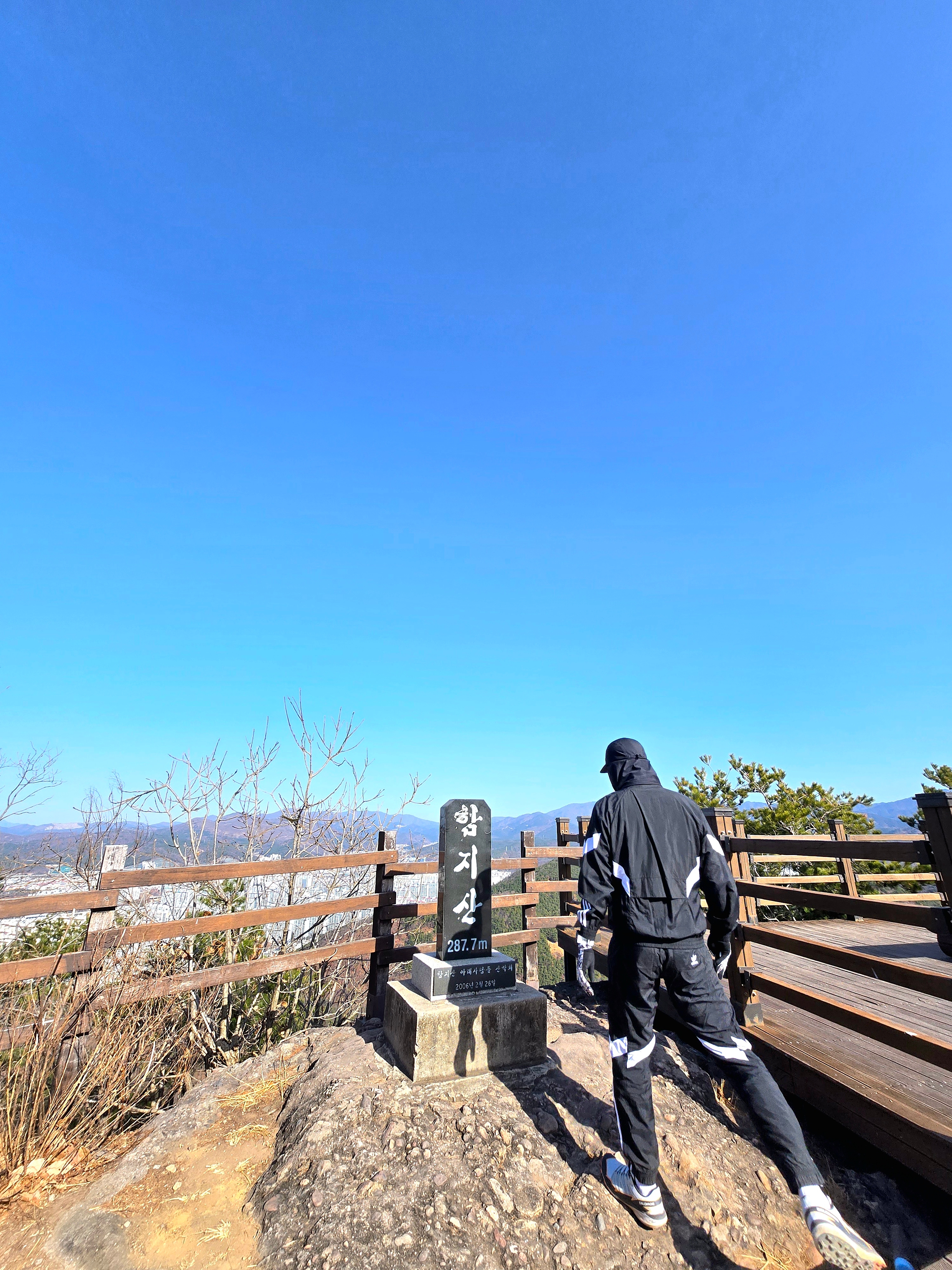 Nike ACG Dri-Fit Lightweight Gloves Light Orewood Brown Black 착용 스타일