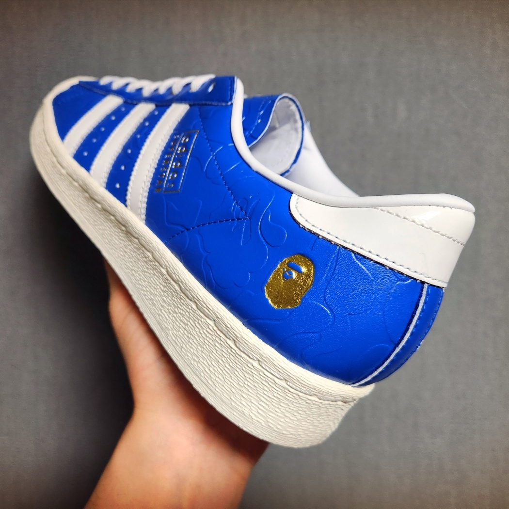 Adidas x BAPE Superstar Vintage Blue Cloud White 착용 스타일 - 3