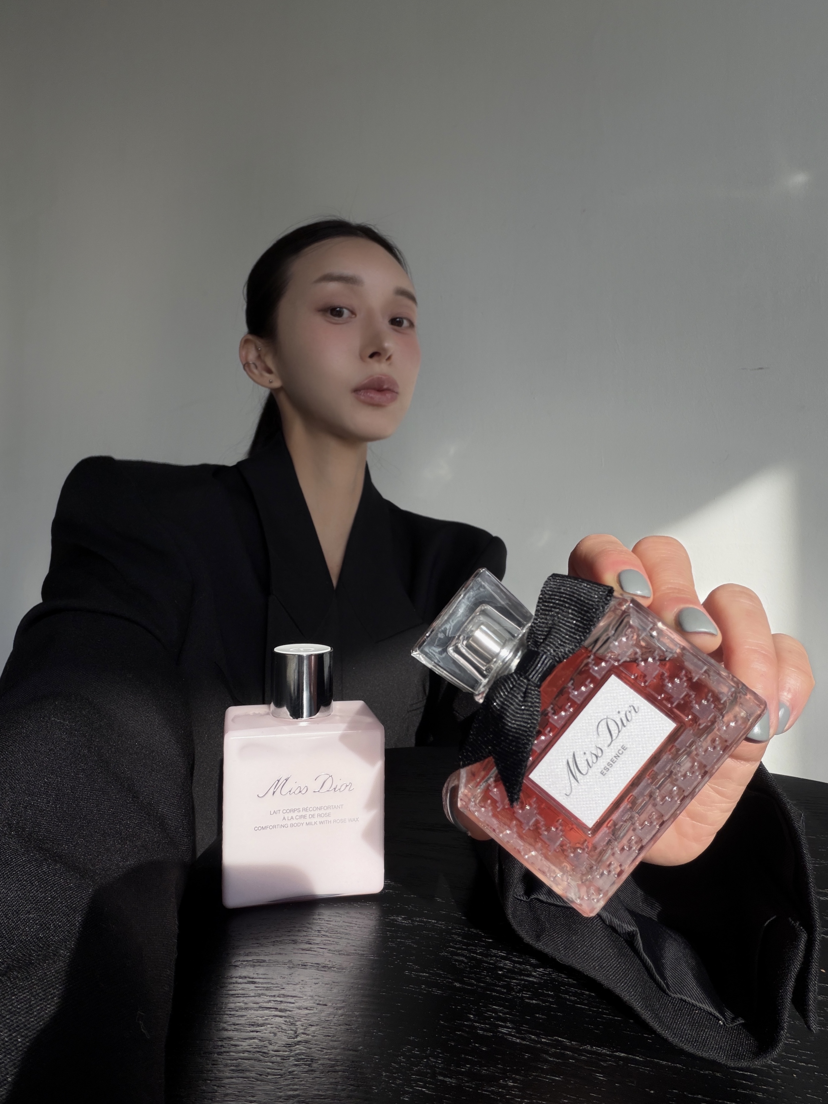 Dior Miss Dior Essence De Parfum 50ml, Dior Miss Dior Comforting Body Milk 175ml 착용 스타일 - 1