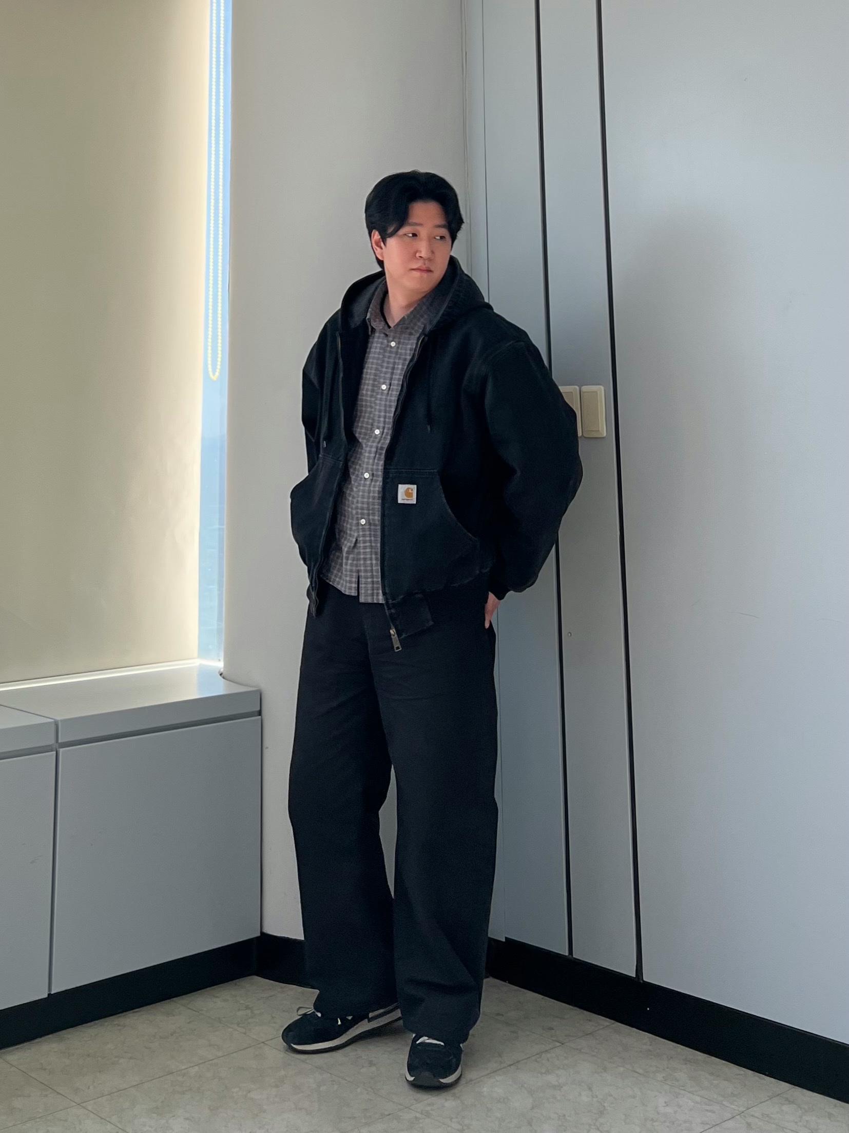 Carhartt WIP Maitland Denim OG Active Jacket Black Stone Washed, New Balance 990v1 Made in USA Black 착용 스타일 - 1