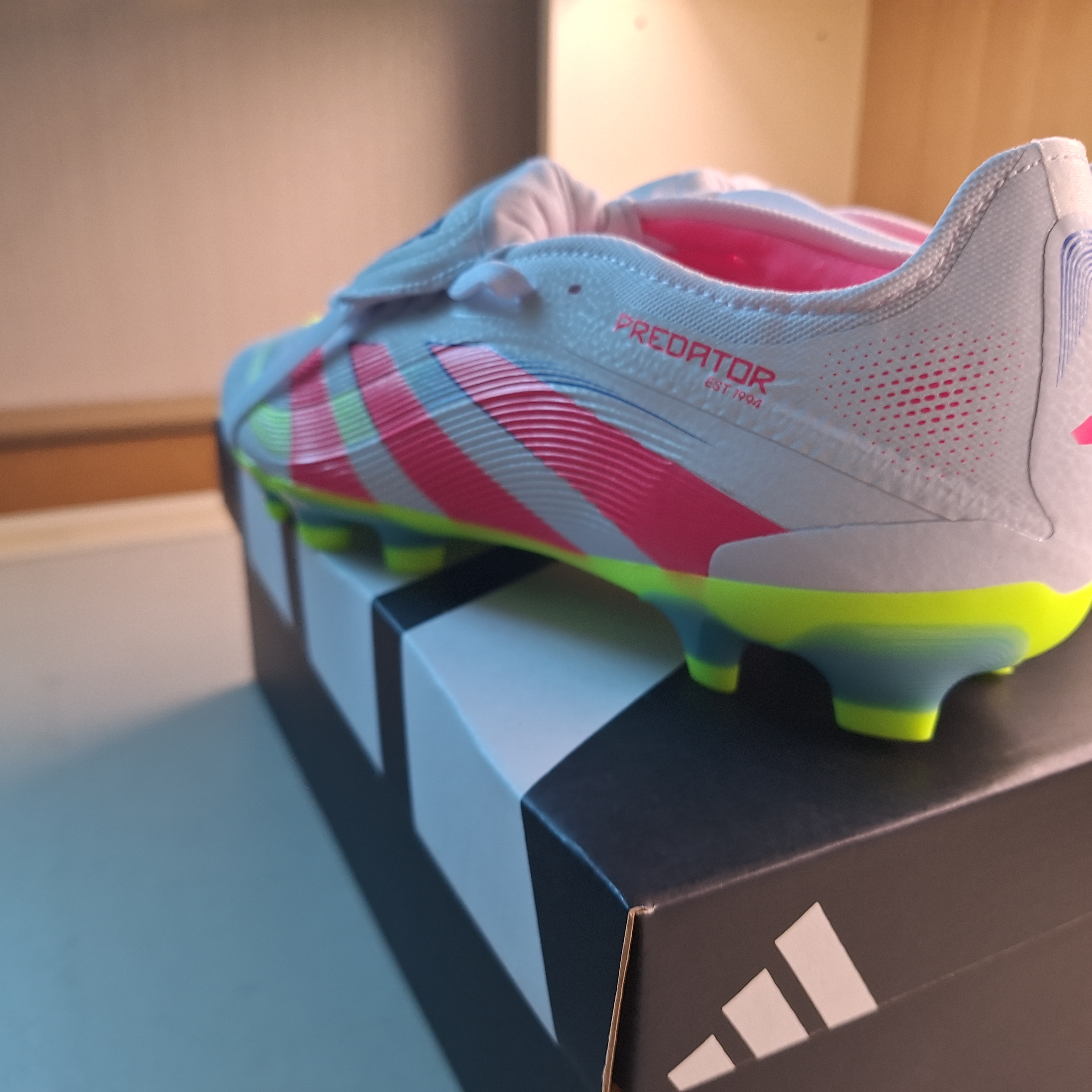Adidas Predator Pro Foldover Tongue FG/MG Cloud White Lucid Pink 착용 스타일