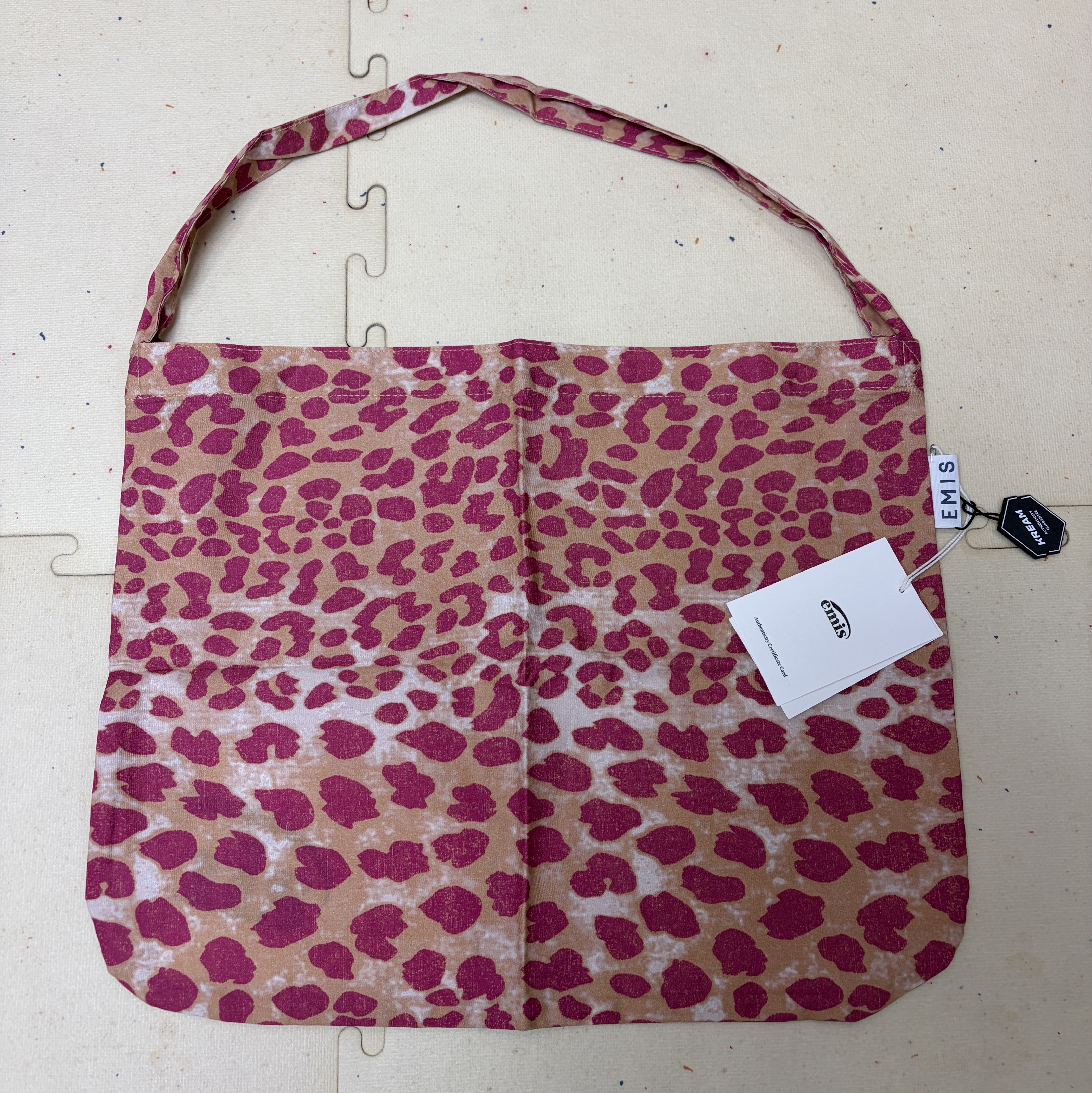 Emis Cotton Leopard Eco Bag Pink 착용 스타일