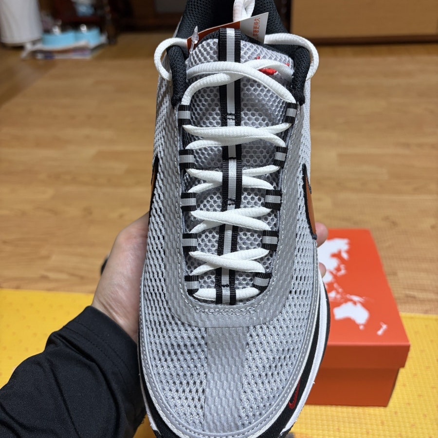Nike Book 2 Spiridon EP Metallic Silver Black 착용 스타일 - 5