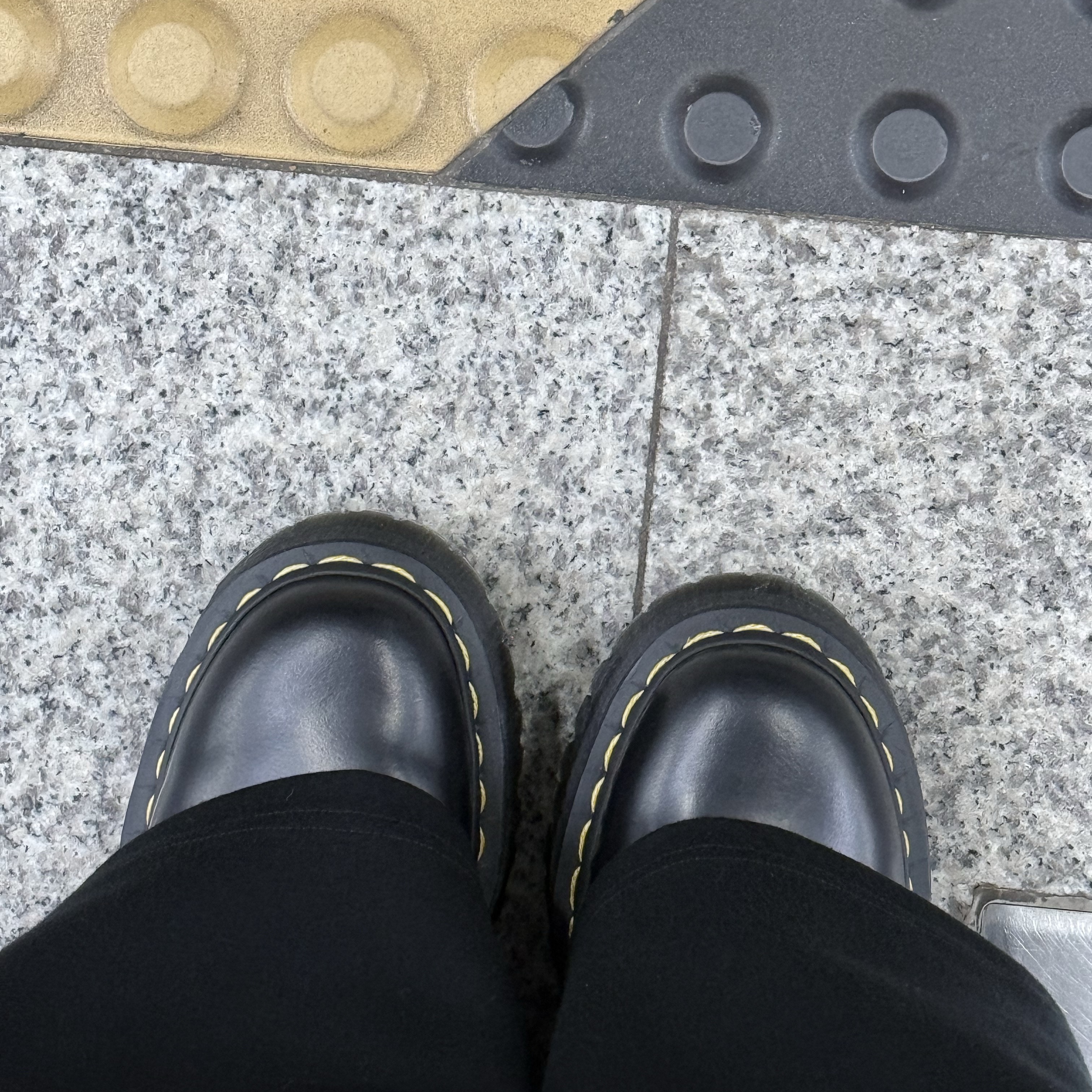 Dr. Martens 1461 Quad Black 착용 스타일 - 4