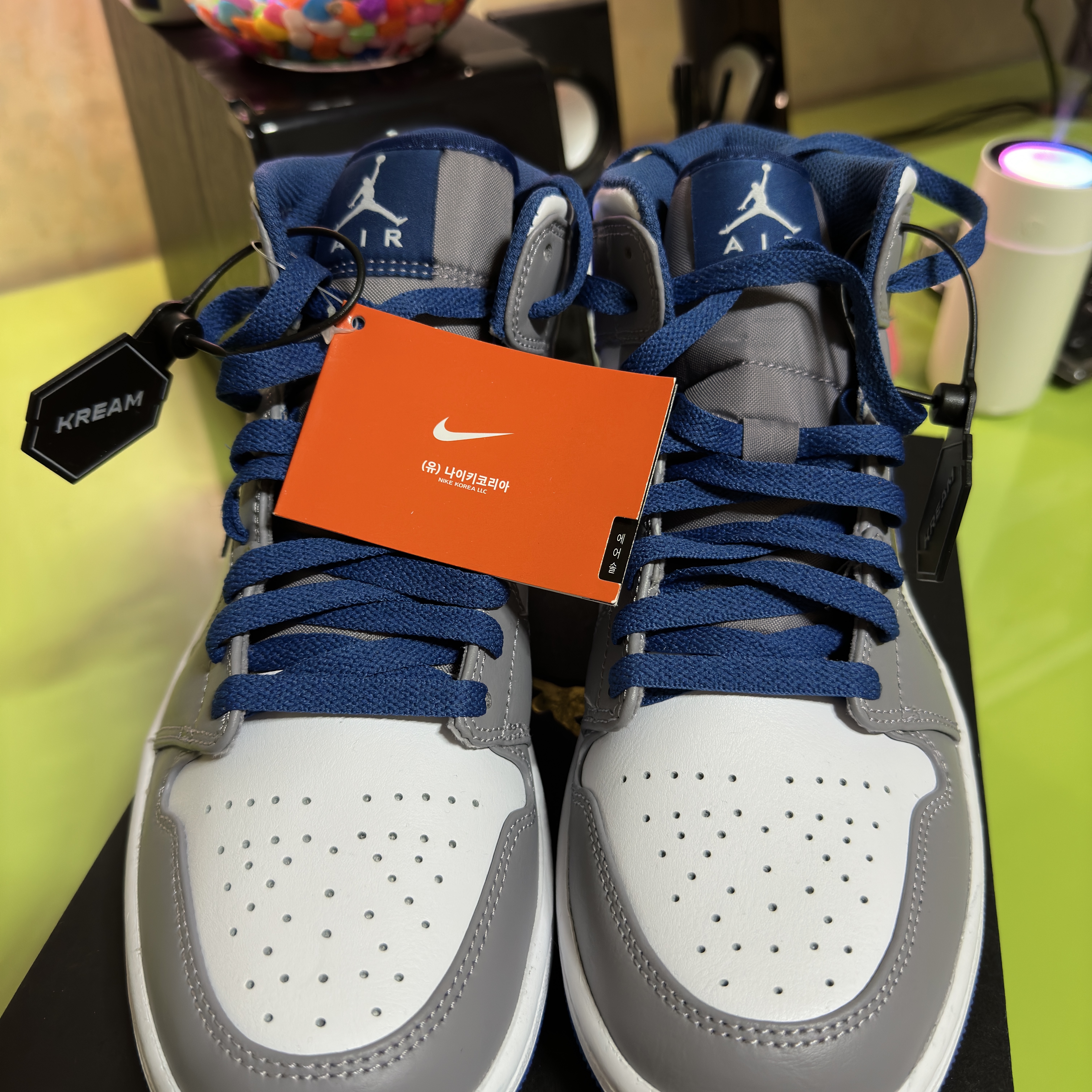 Jordan 1 Mid Cement Grey True Blue 착용 스타일 - 1