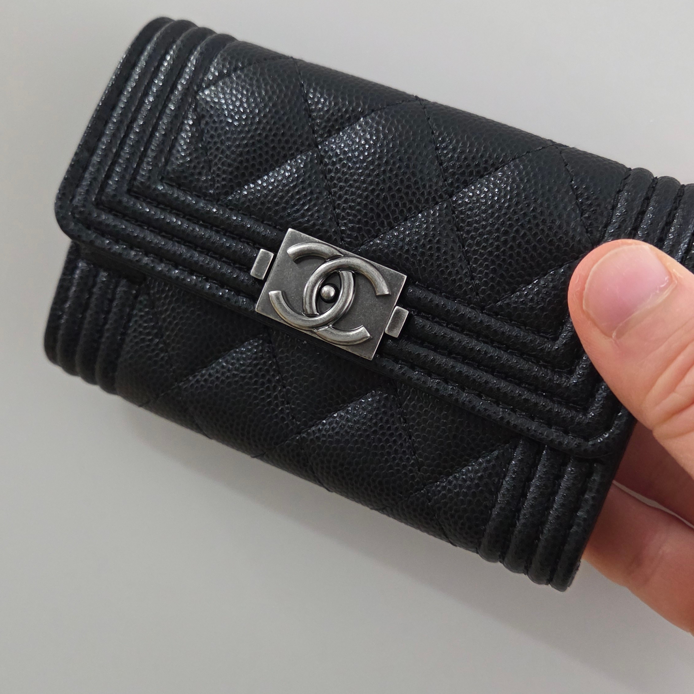 Chanel Boy Chanel Flap Card Holder Grained Calfskin & Ruthenium Black 착용 스타일 - 1