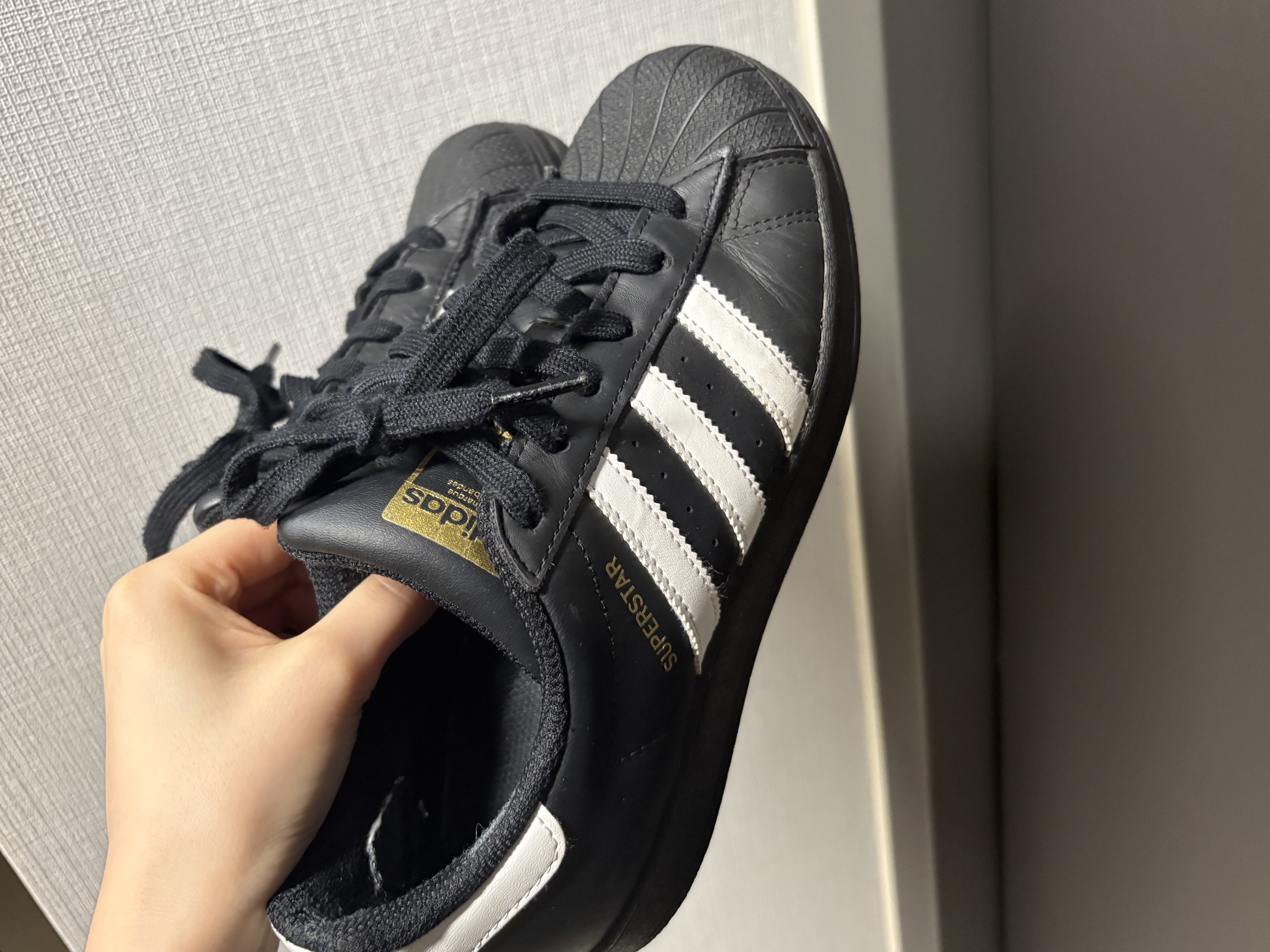 Adidas Superstar Core Black White 착용 스타일