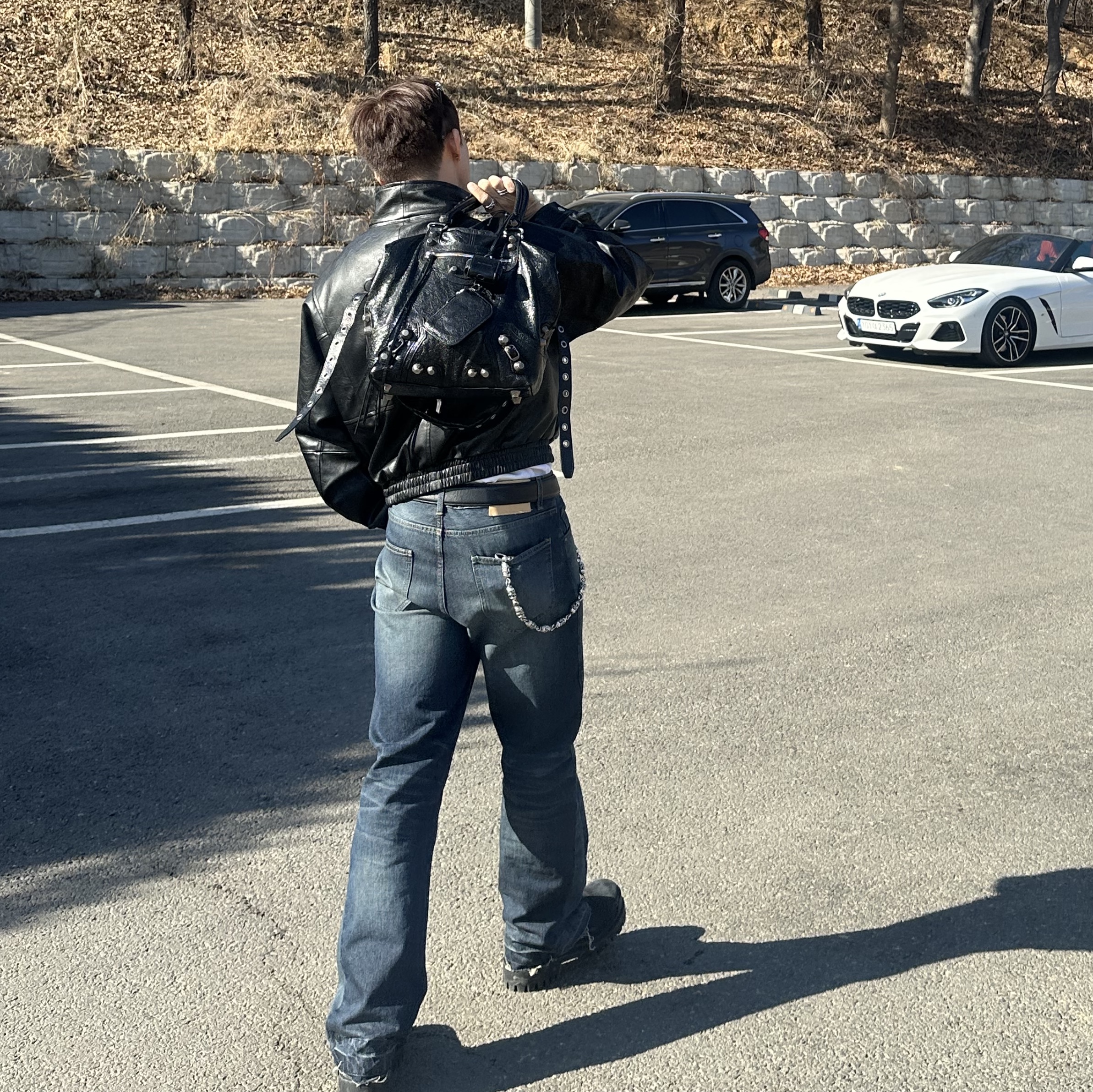 Balenciaga Combat Strike 20mm Boots Black, Balenciaga Le Cagole Medium Tote Bag Black 착용 스타일 - 1