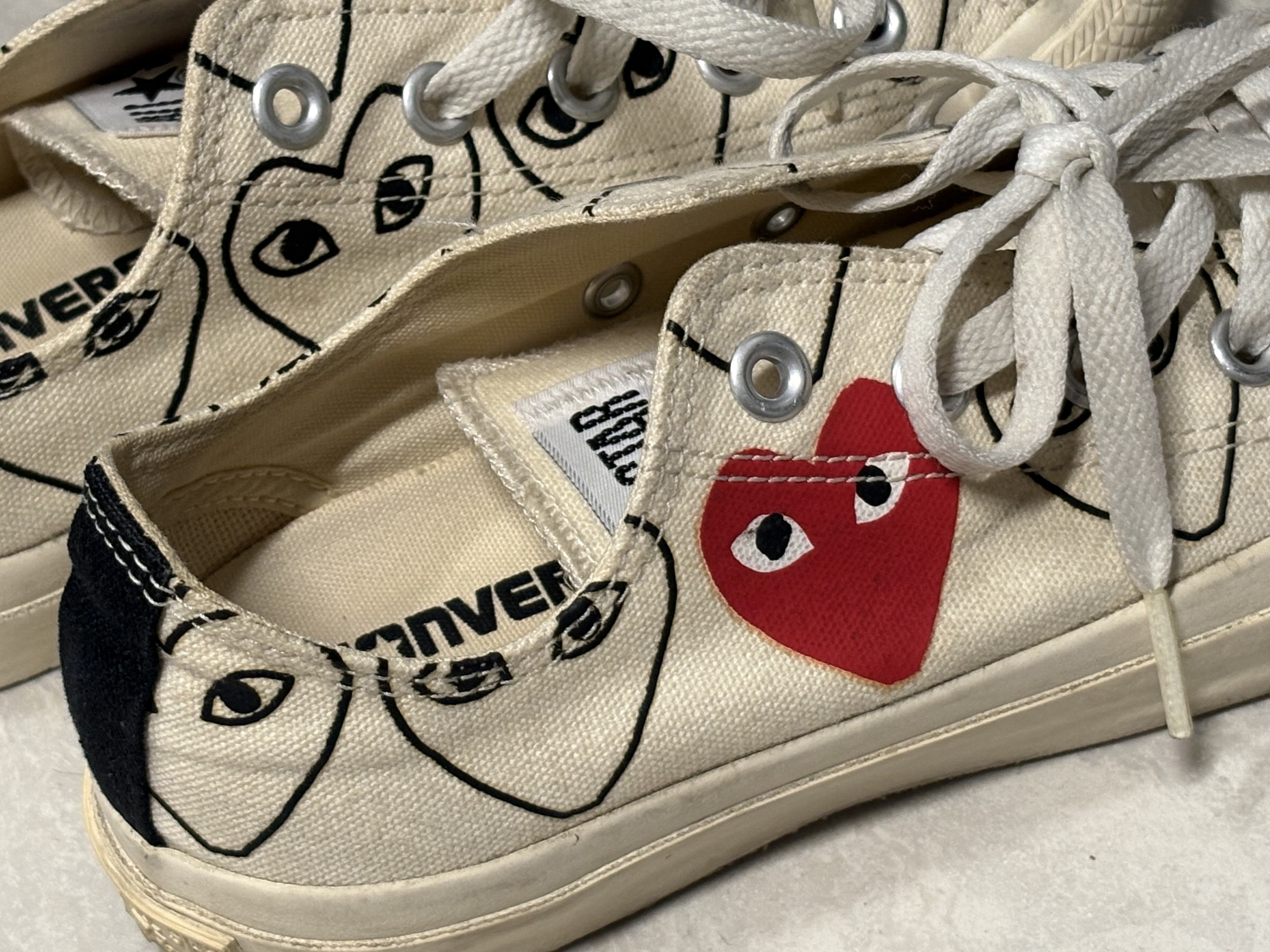 Converse x Play Comme des Garcons Chuck Taylor All Star Ox White Multi-Heart 착용 스타일