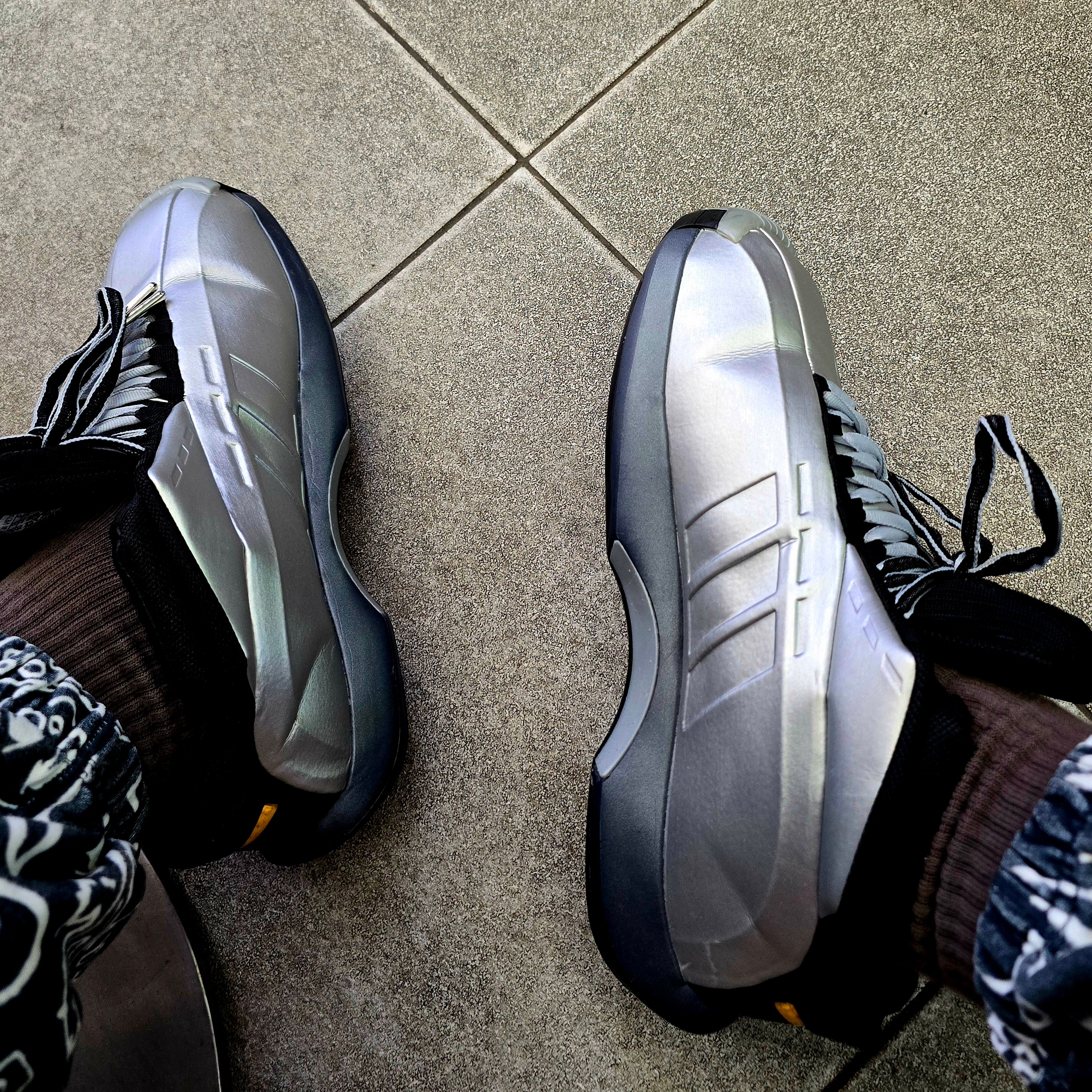 Adidas Crazy 1 Matte Silver Core Black 착용 스타일