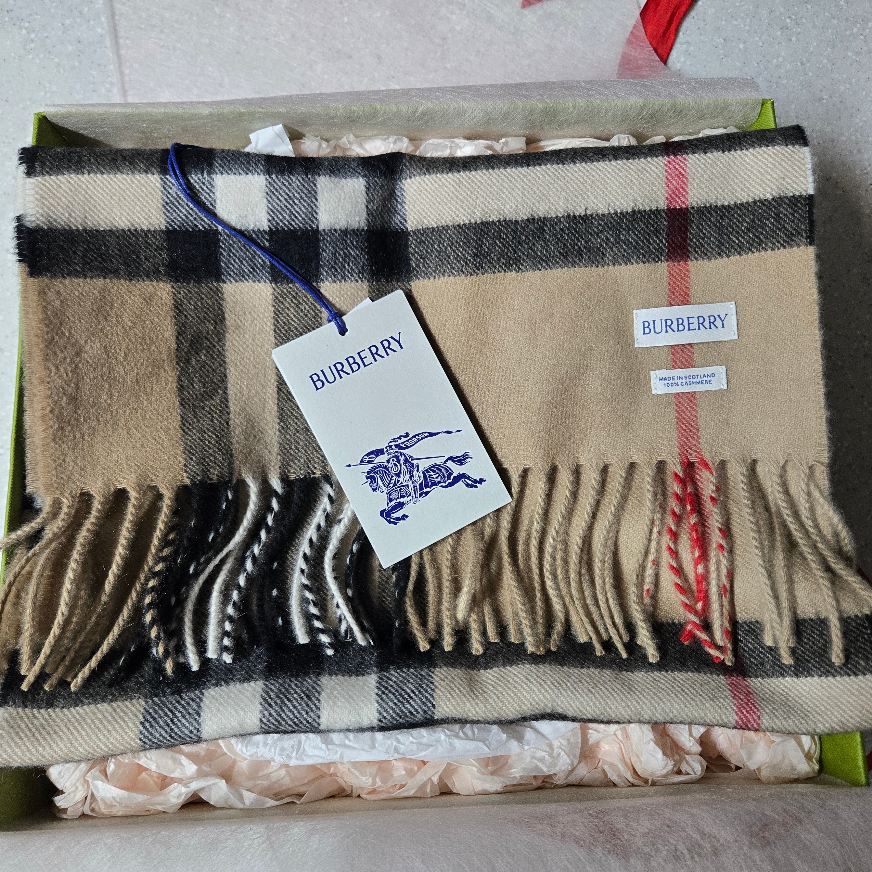 Burberry Vintage Check Cashmere Muffler Beige 착용 스타일 - 2