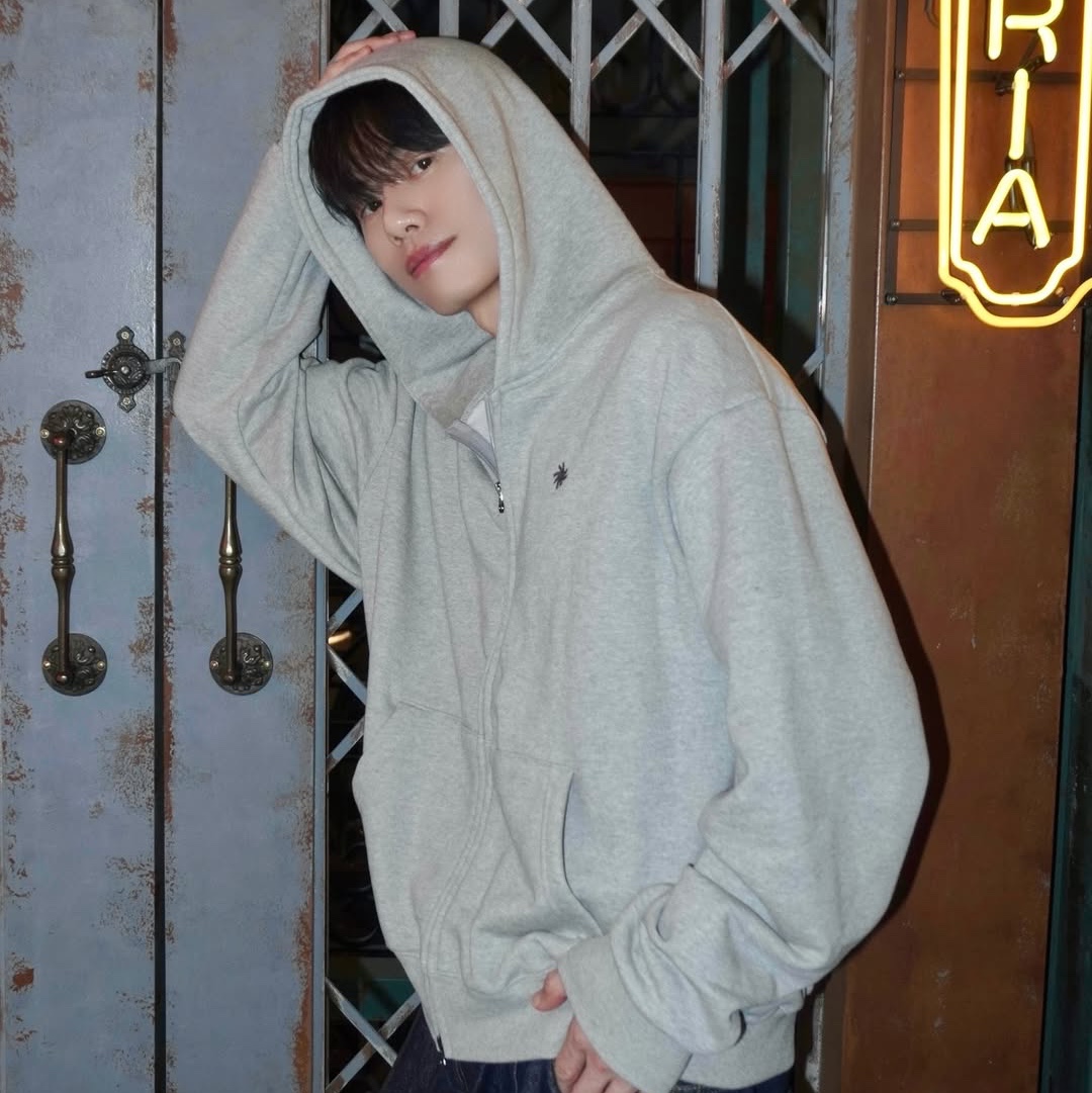 SLOW RECORD HOUSE Crop Hood Zip-Up Grey 착용 스타일 - 2