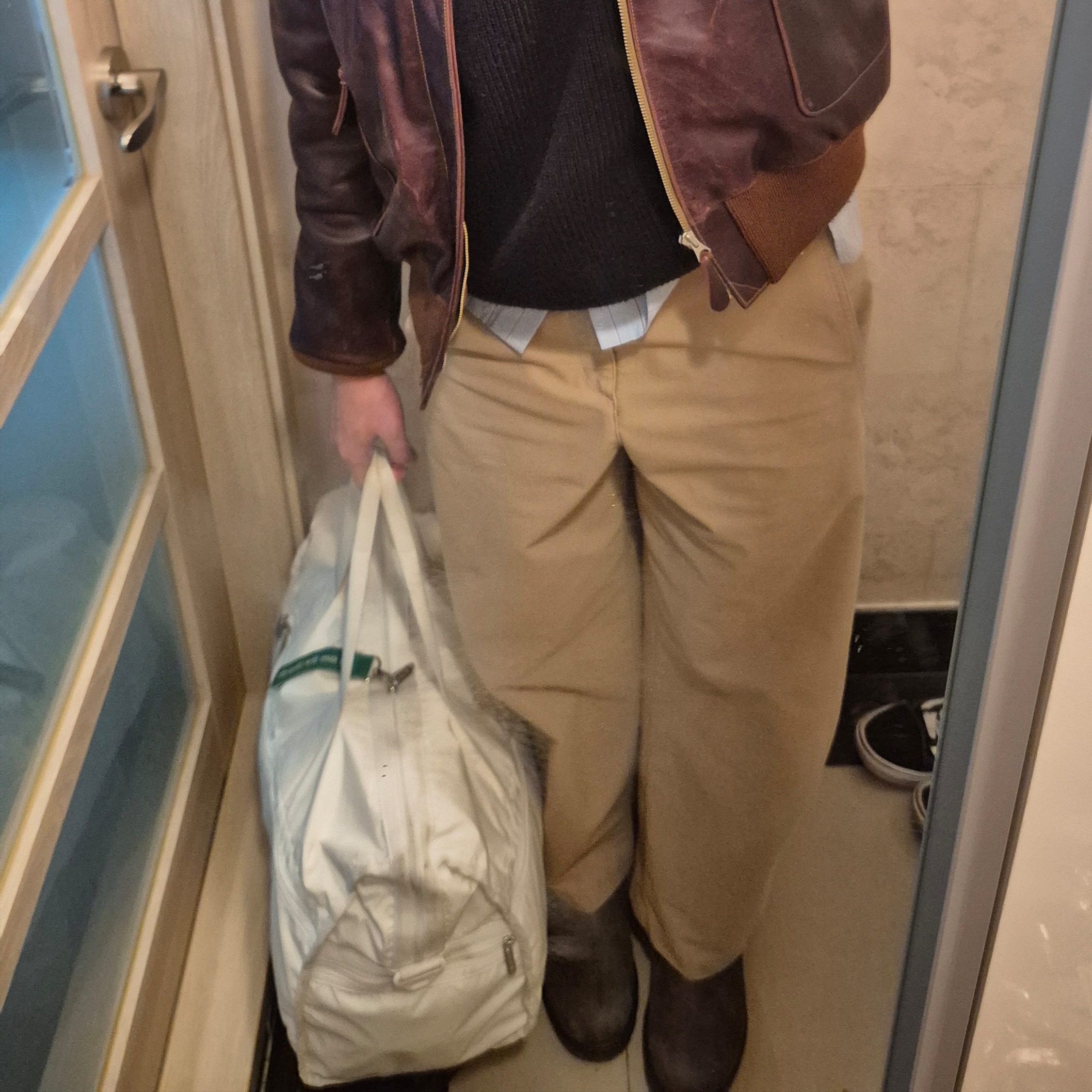 Blundstone Classic 585 Chelsea Boots Rustic Brown, (W) Uniqlo Jersey Barrel Leg Pants Beige - KR 착용 스타일 - 2