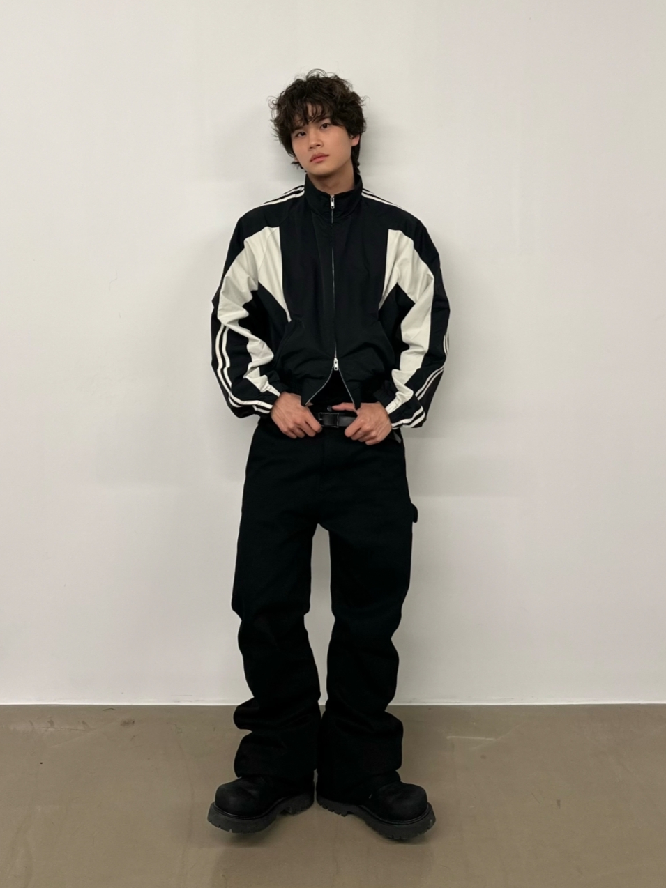 ROARINGRAD 26 Crop Track Jacket Black 착용 스타일 - 1