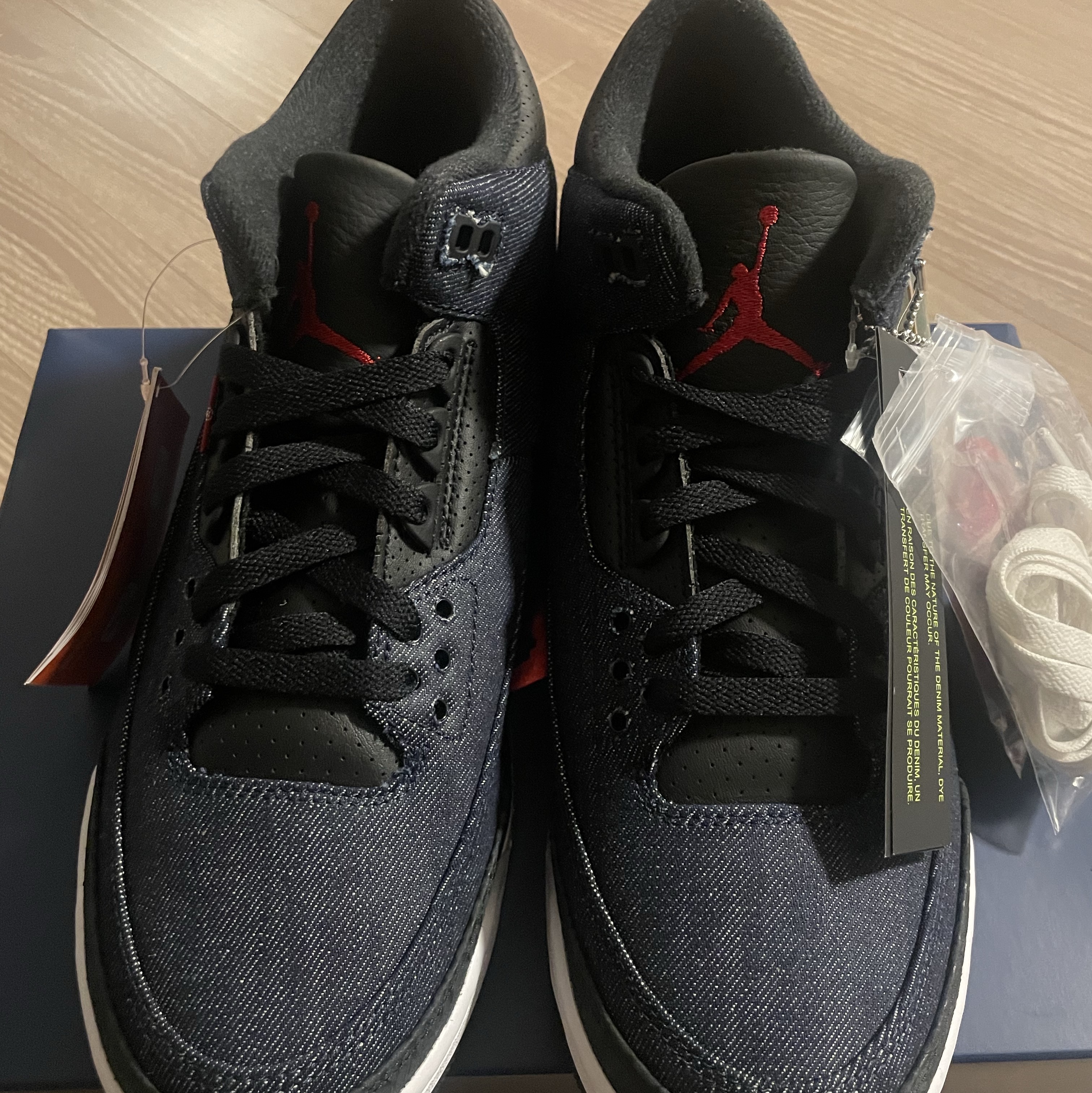 Jordan 3 x Levi’s Indigo and Gym Red 착용 스타일 - 2