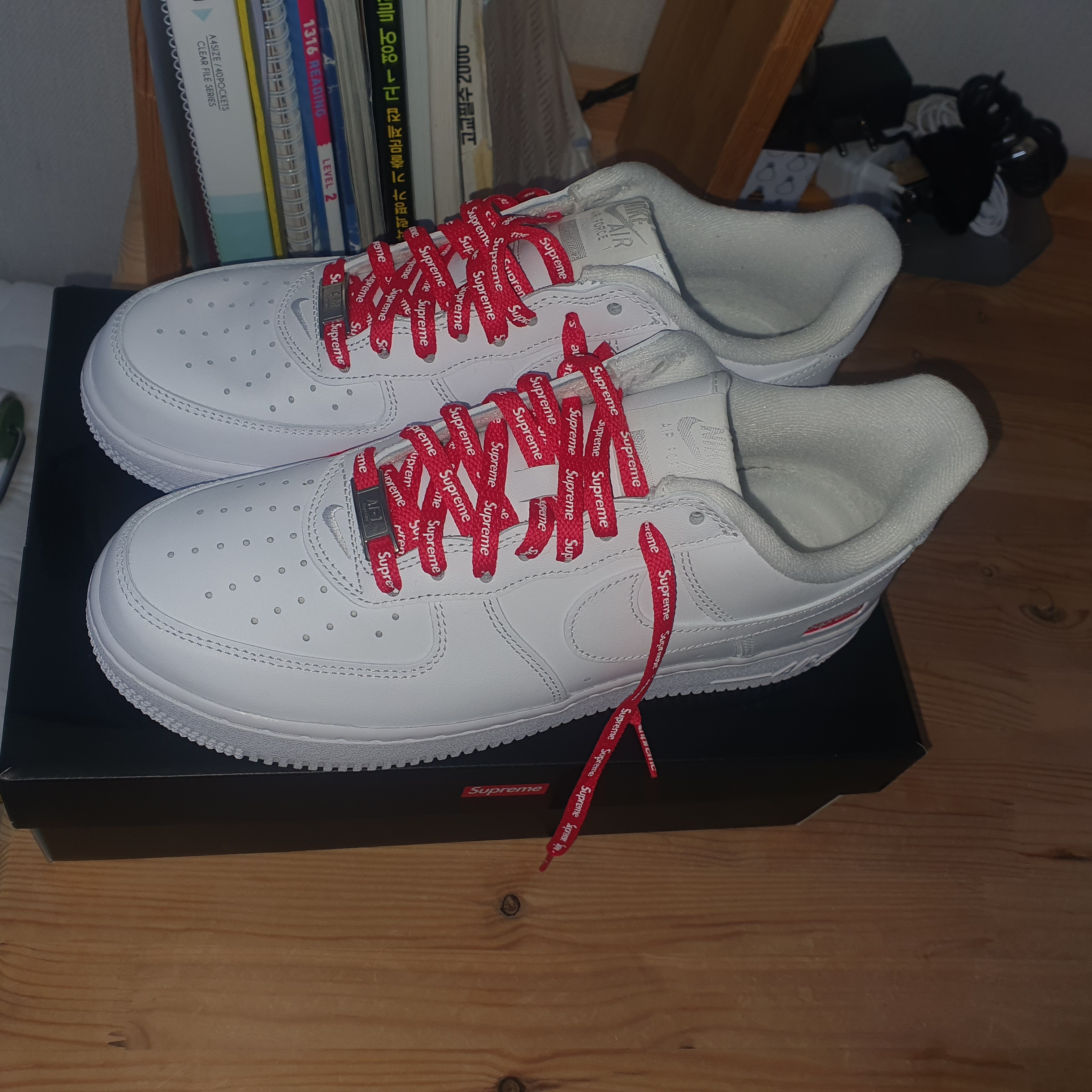 Nike x Supreme Air Force 1 Low White 착용 스타일