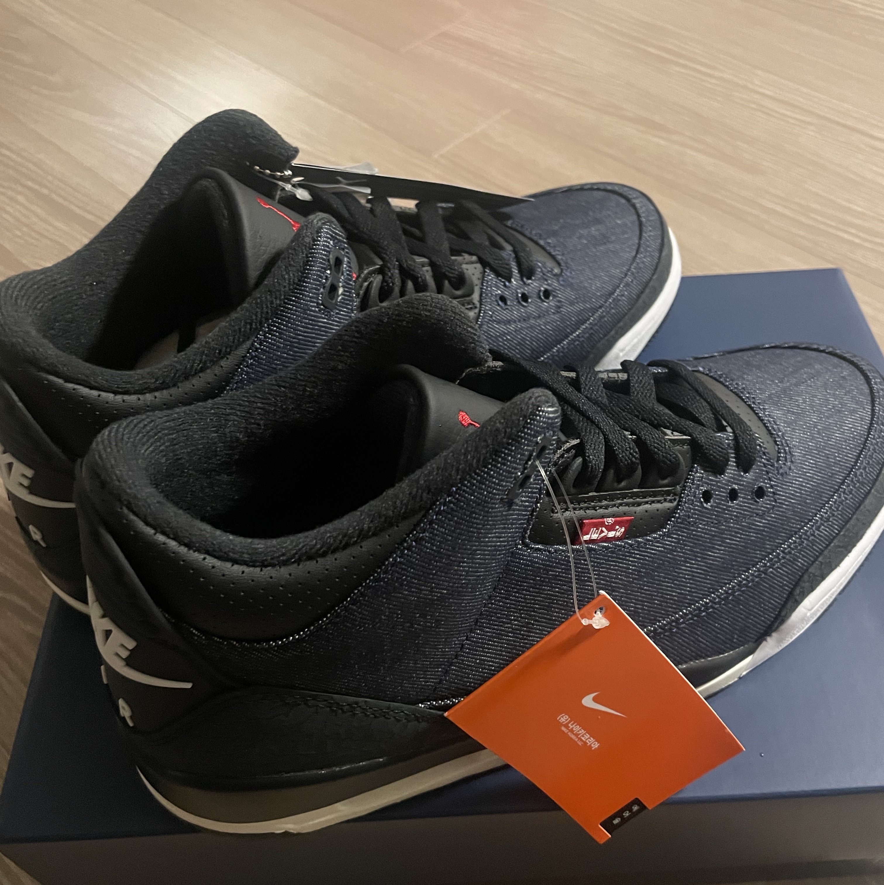 Jordan 3 x Levi’s Indigo and Gym Red 착용 스타일 - 1