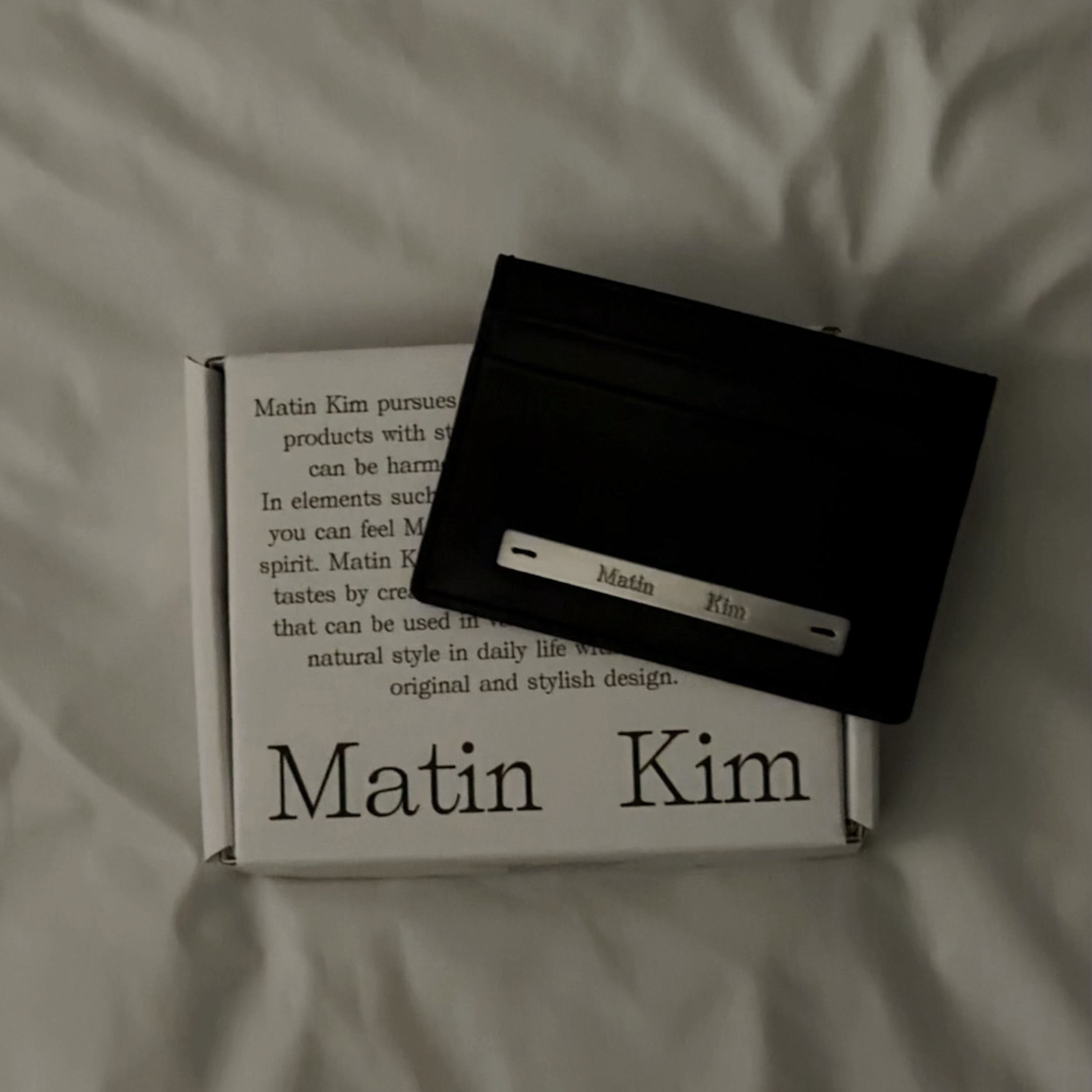 Matin Kim Vintage Card Wallet Black 착용 스타일