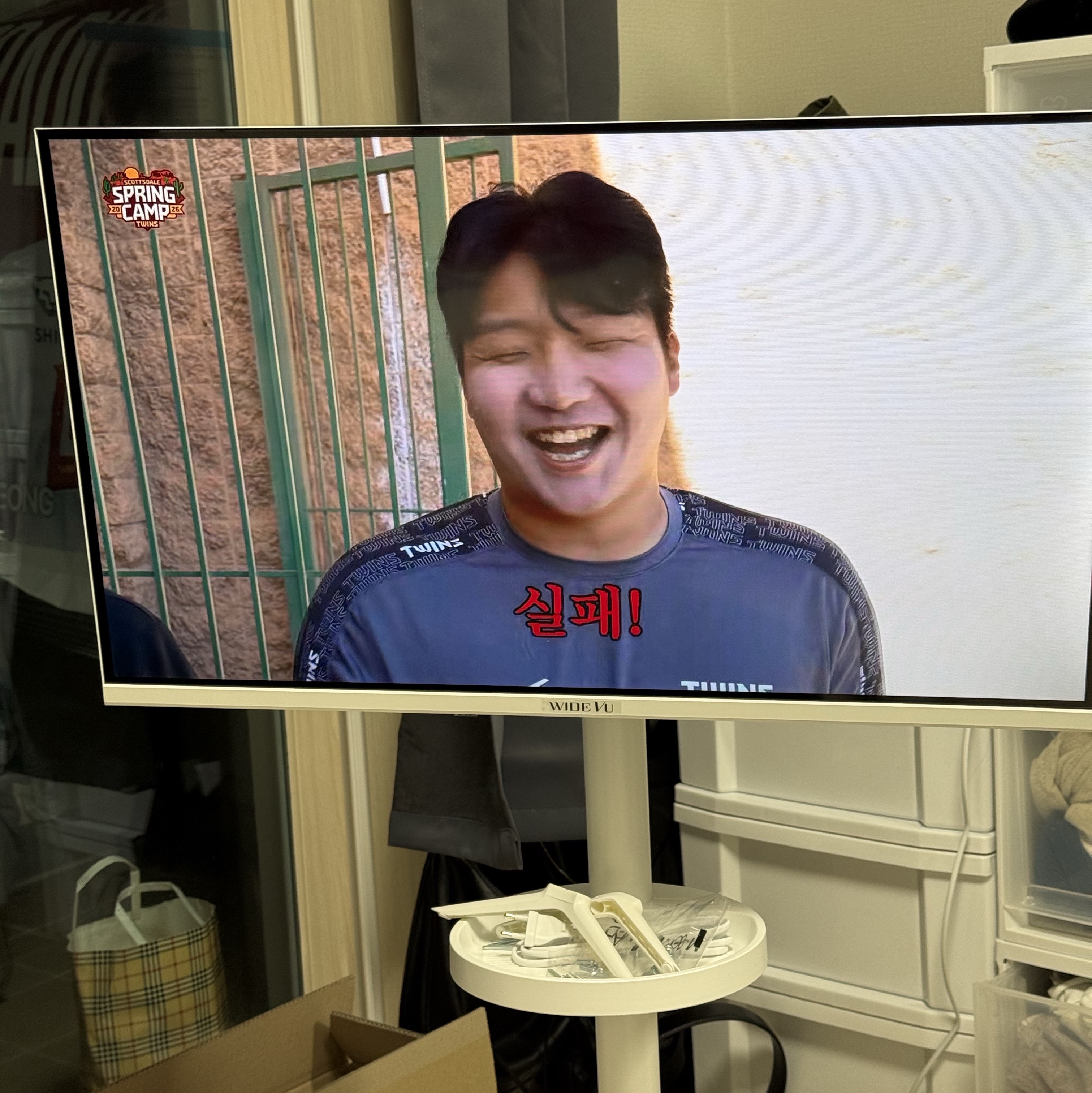 [15% 쿠폰] WIDEVU WideMovingVu White Edition V3 Set QLED 81 cm (32 in) FHD Smart Mobile TV 착용 스타일 - 1
