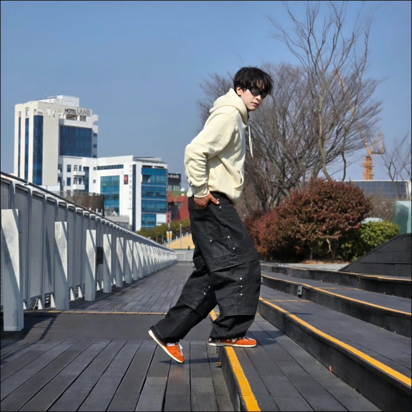 Nike Club Fleece Pullover Hoodie Light Khaki, Flavorism Double Layered Wide Denim Pants Black 착용 스타일 - 2