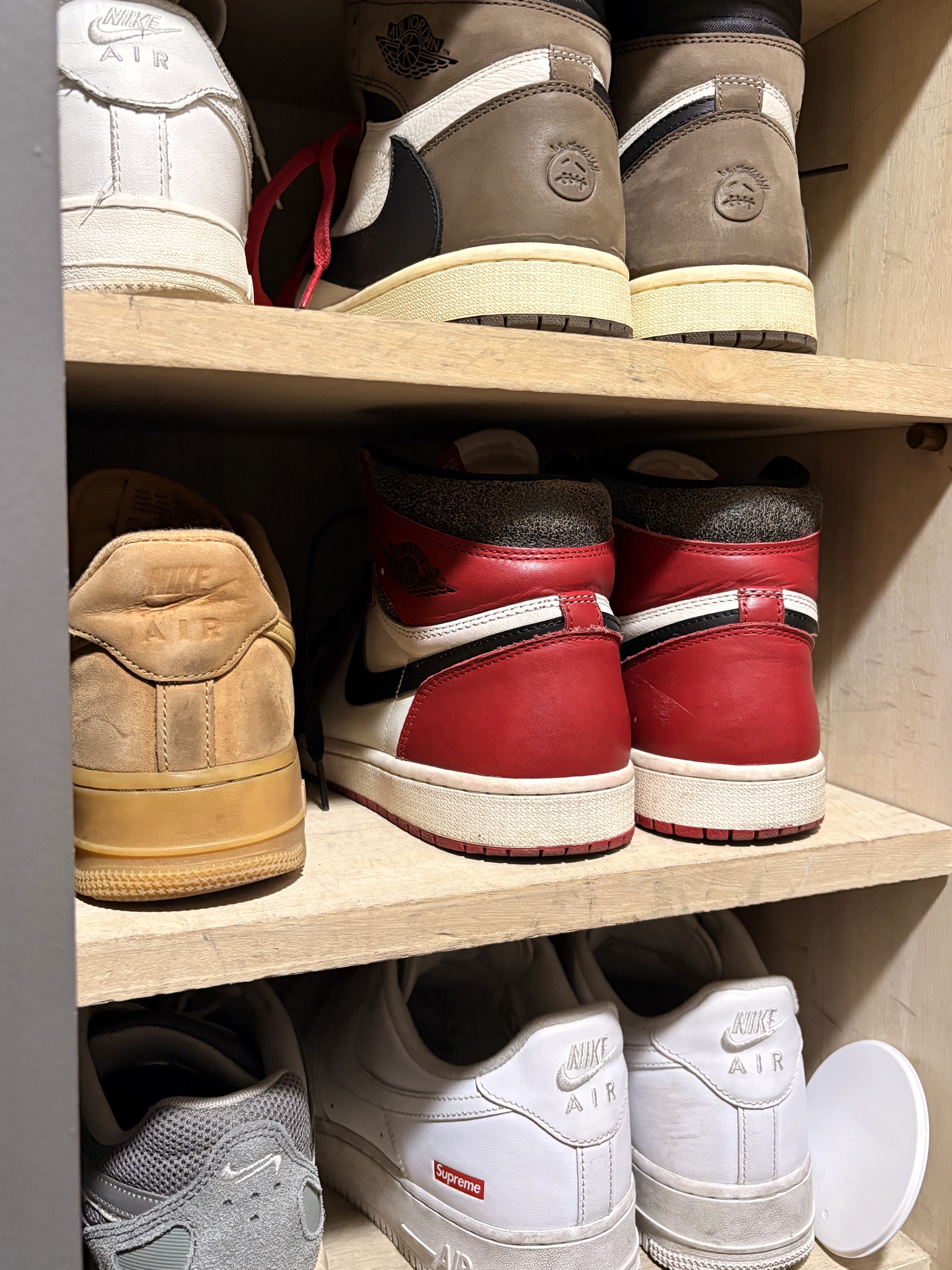 Jordan 1 x Travis Scott Retro High OG SP Mocha, Nike Air Force 1 '07 Low White 착용 스타일