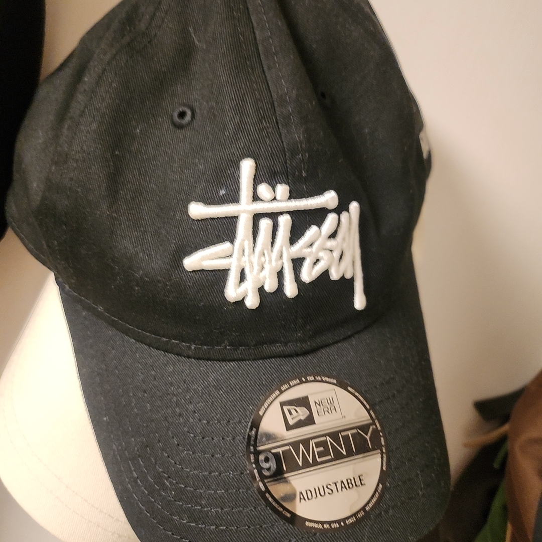 Stussy Basic New Era 9Twenty Basic Strapback Black 착용 스타일
