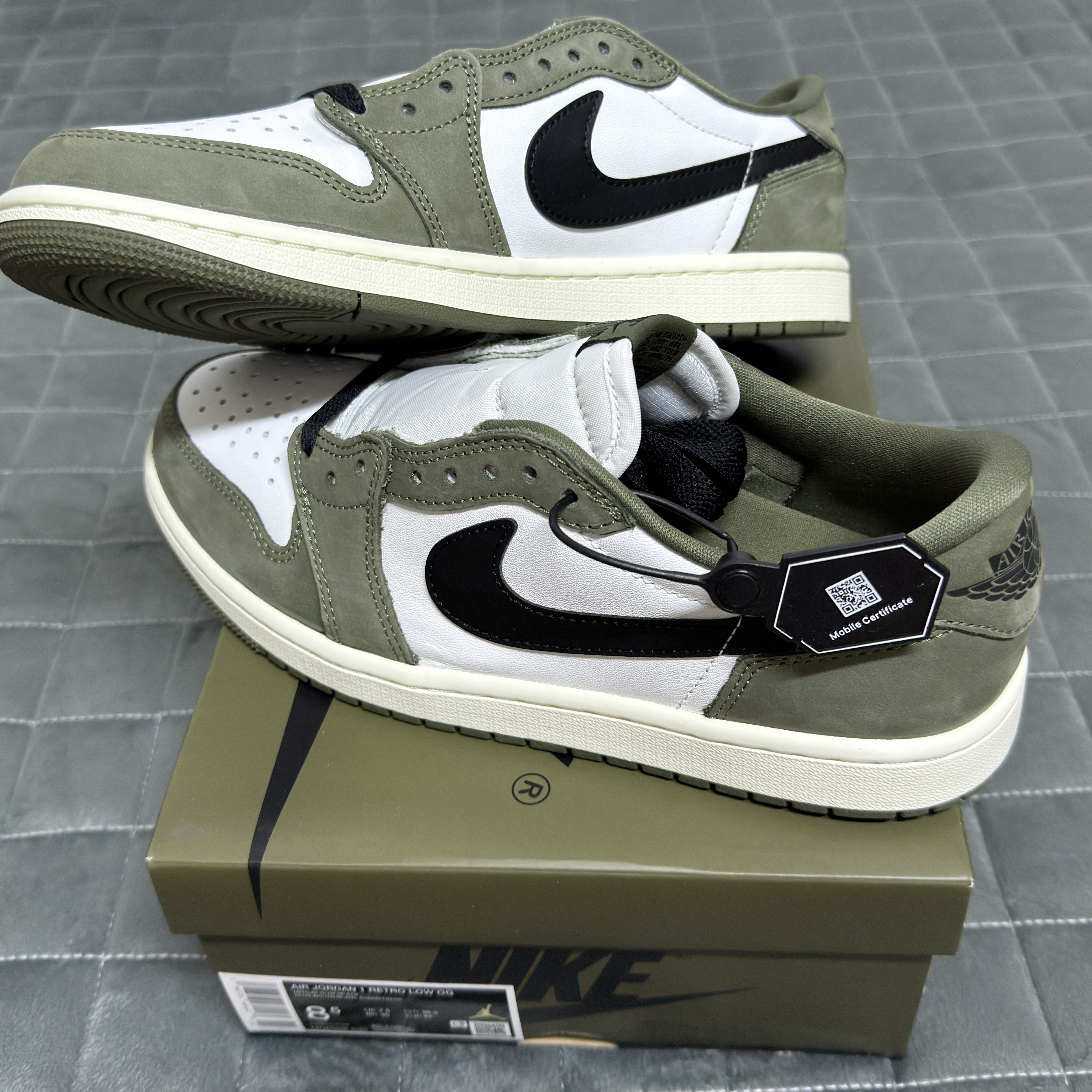 Jordan 1 Retro Low OG Medium Olive and Summit White 착용 스타일 - 1