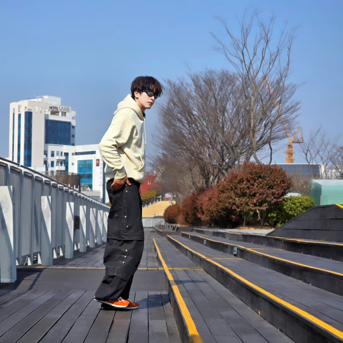 Nike Club Fleece Pullover Hoodie Light Khaki, Flavorism Double Layered Wide Denim Pants Black 착용 스타일 - 3