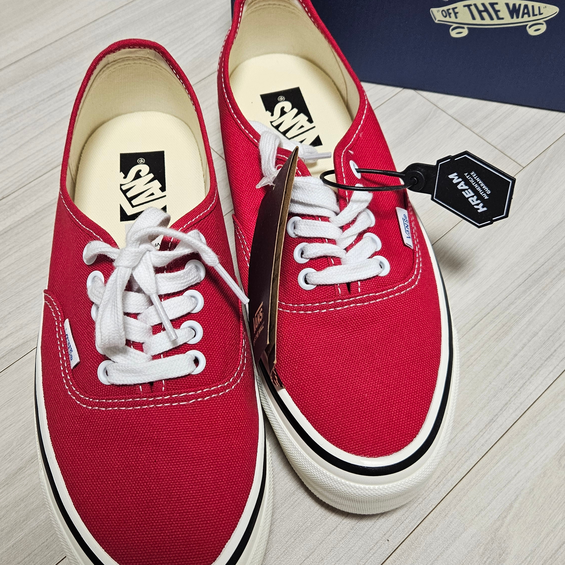 Vans Premium Authentic Reissue 44 LX Racing Red Marshmallow 착용 스타일 - 2
